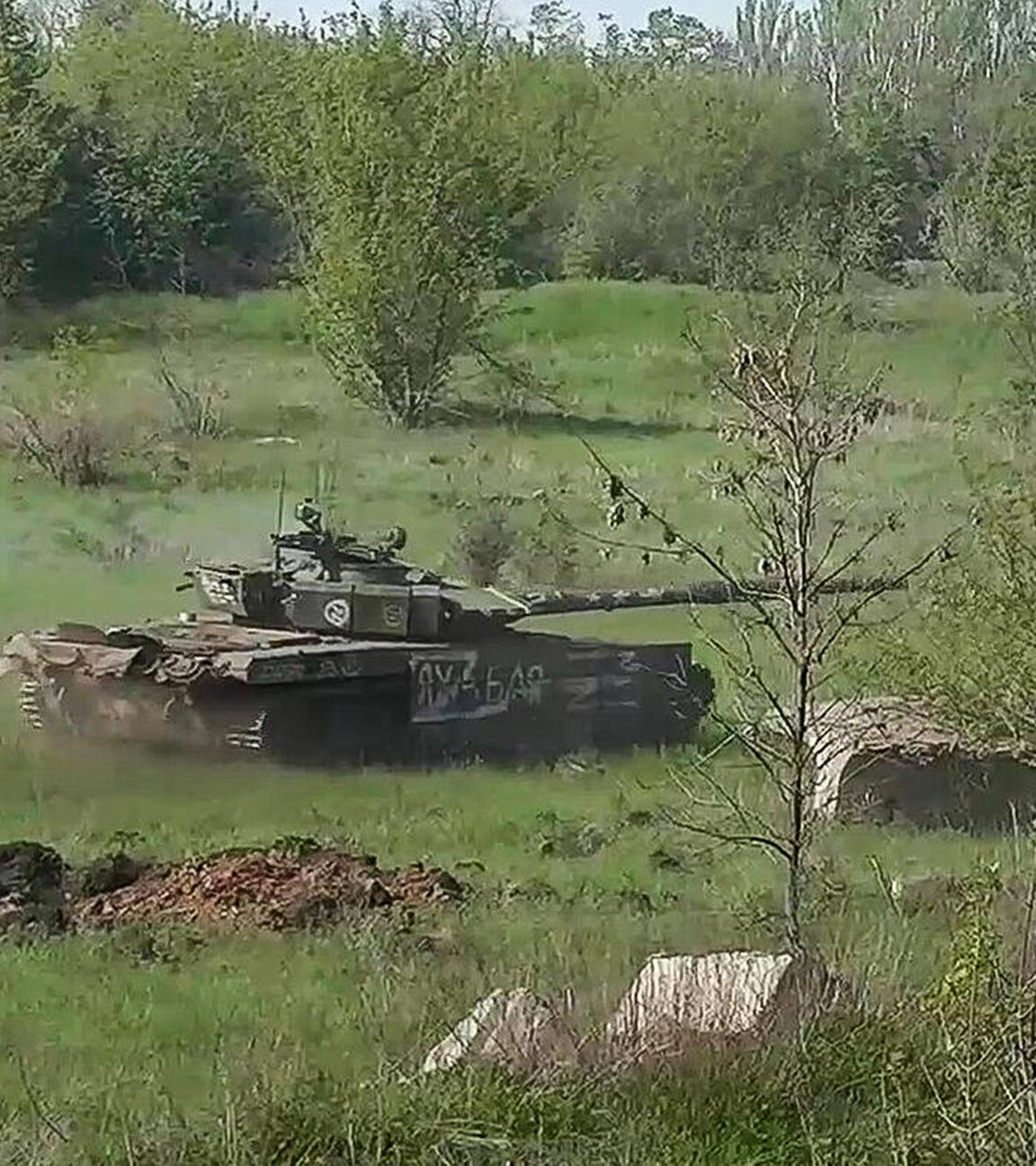Ukraine-Konflikt, Russische Panzer feuern in der Region Luhansk, Archivbild