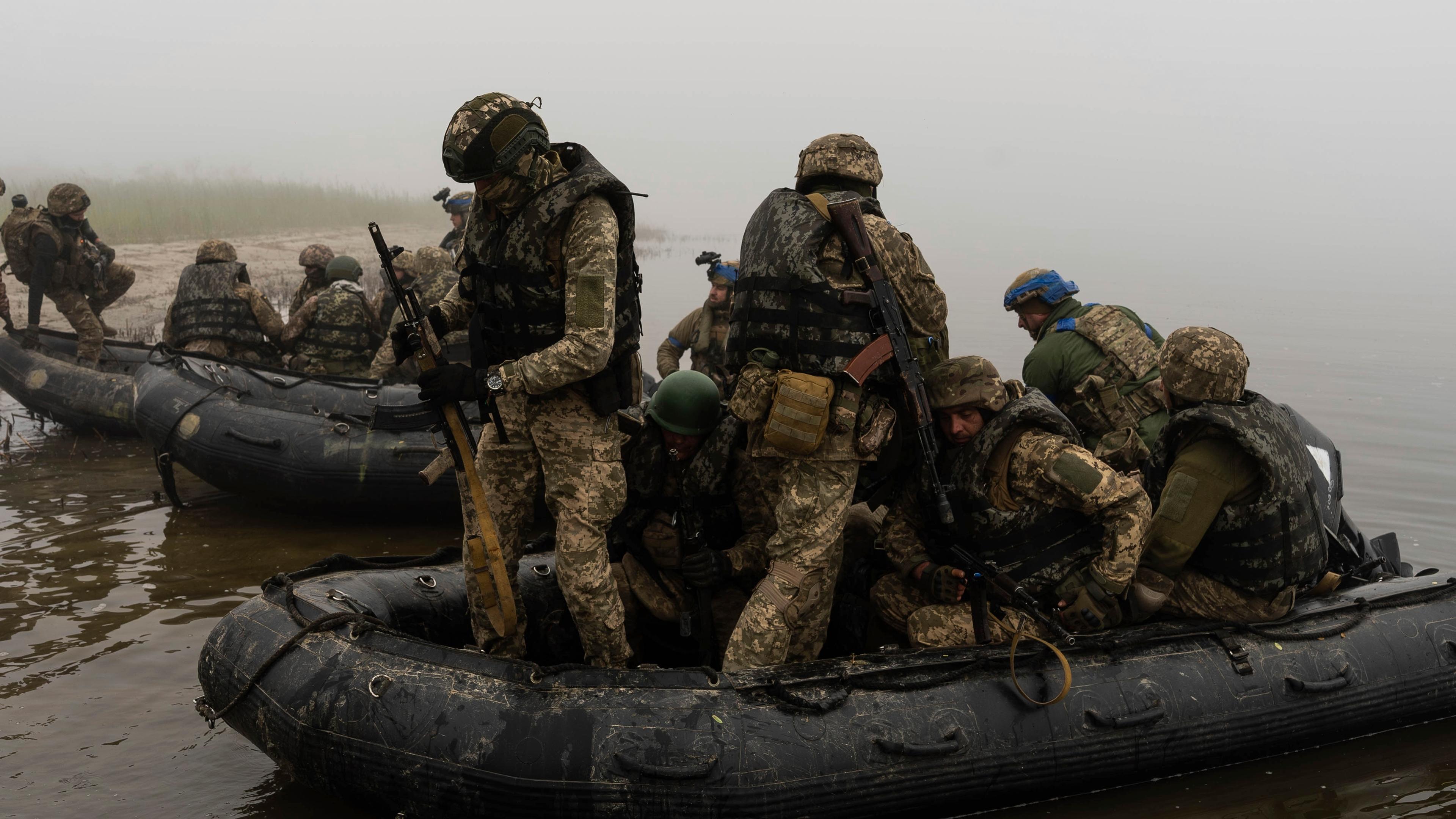 Ukrainische Marines am Strand von Dnipro