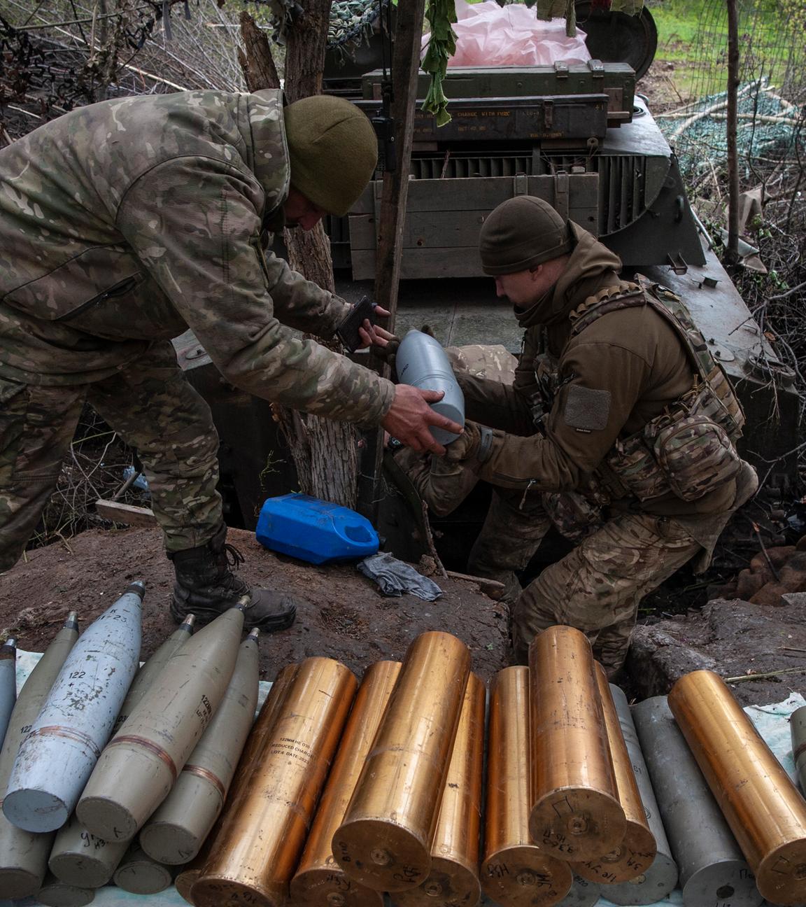 Ukrainische Soldaten bereiten Haubitzengranaten vor
