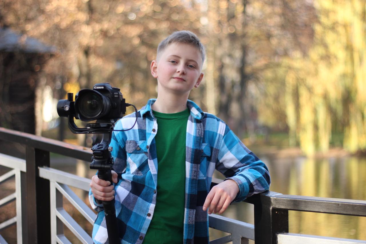 Ein Bild von Oleksandr mit einer Kamera in der Hand.