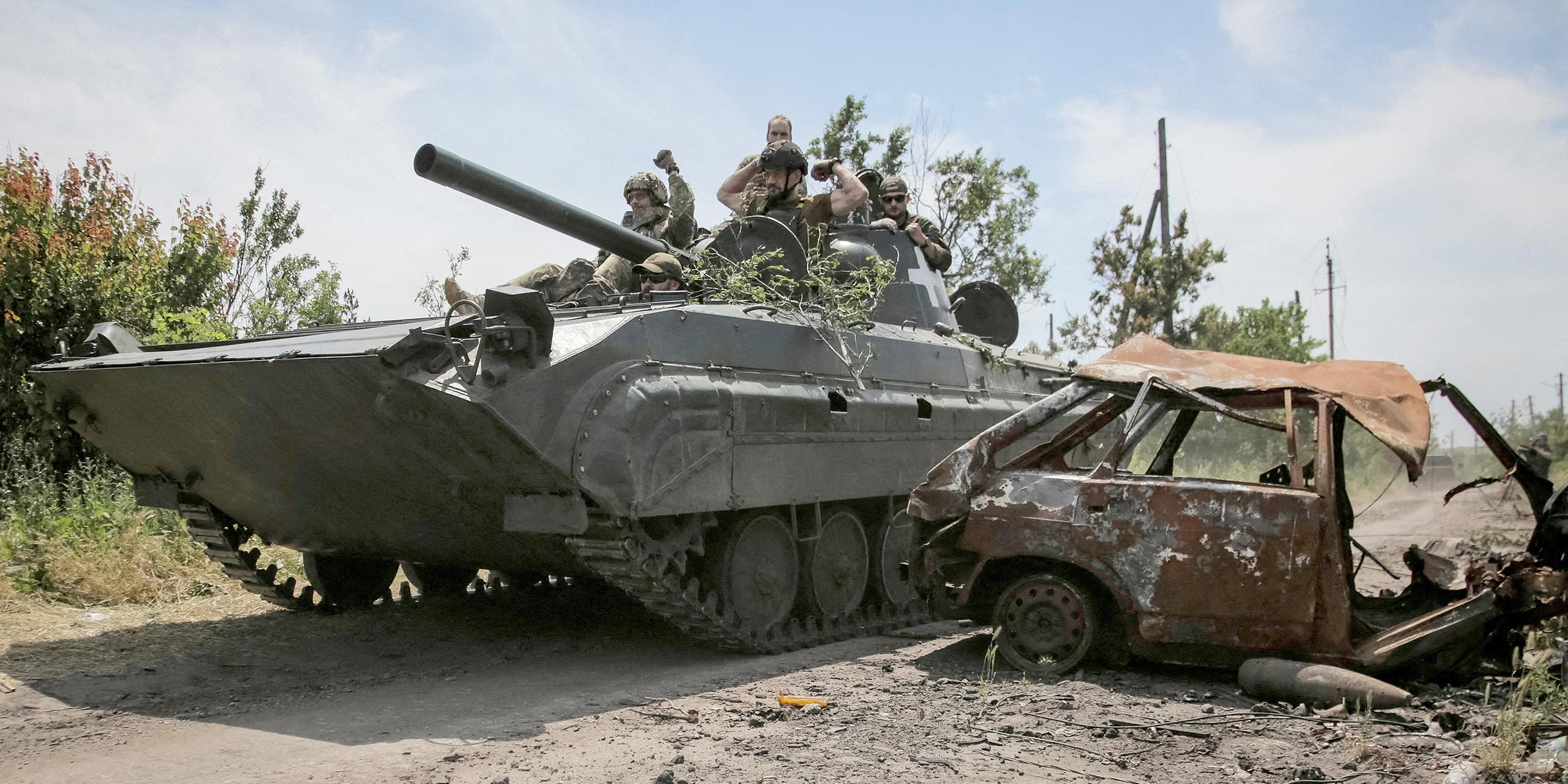 Ukrainischer Panzer bei Neskuchne in der Donezk-Region