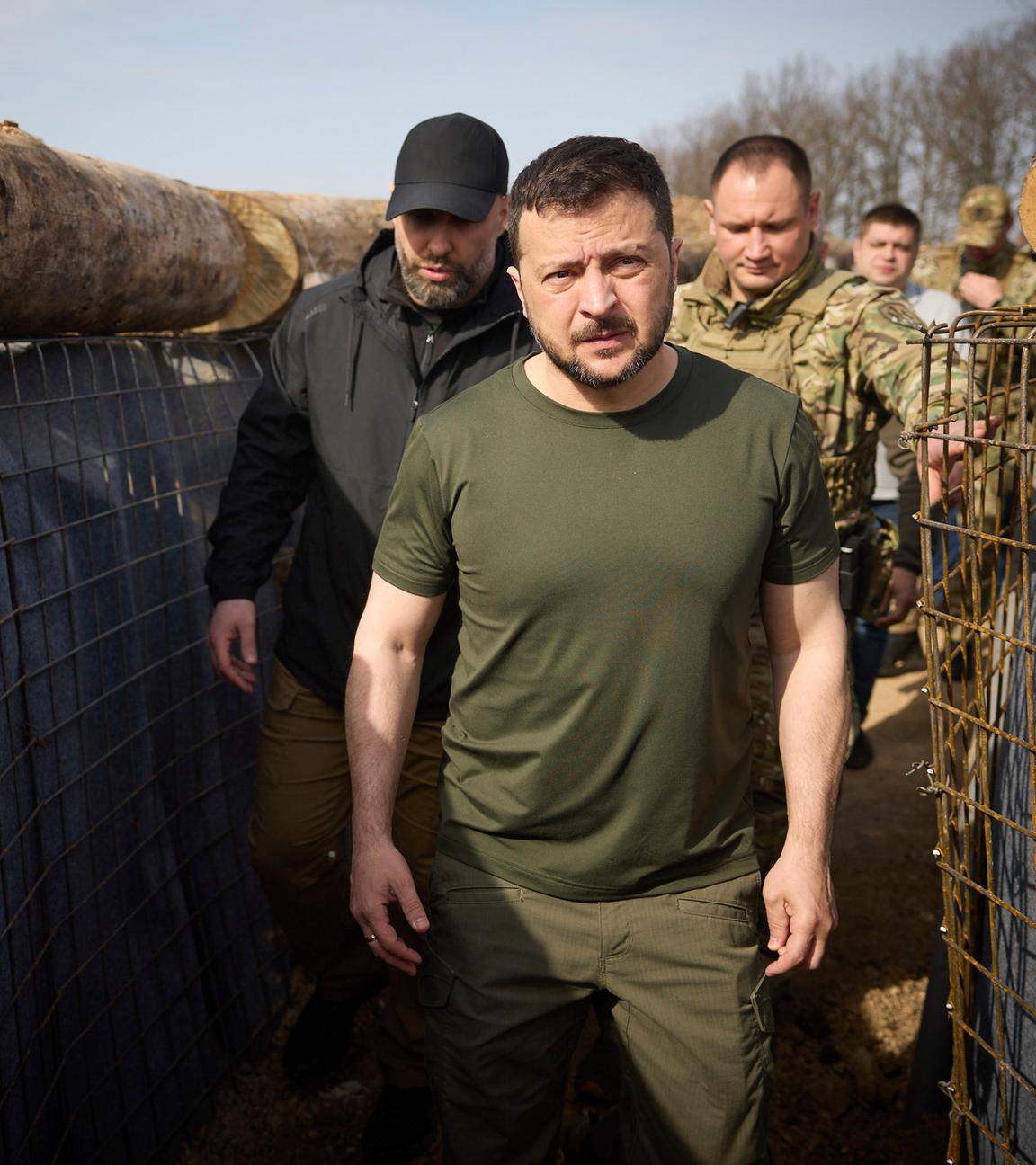 Ukraines Präsident Selenskyj gemeinsam mit Soldaten in einem Schützengraben nähe Charkiw.