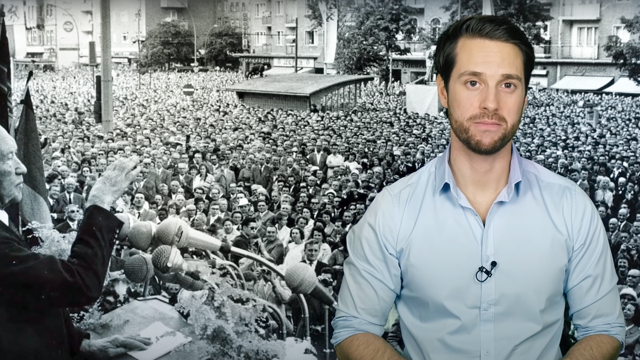 Mirko Drotschmann vor einem Bild auf dem Konrad Adenauer eine Rede hält