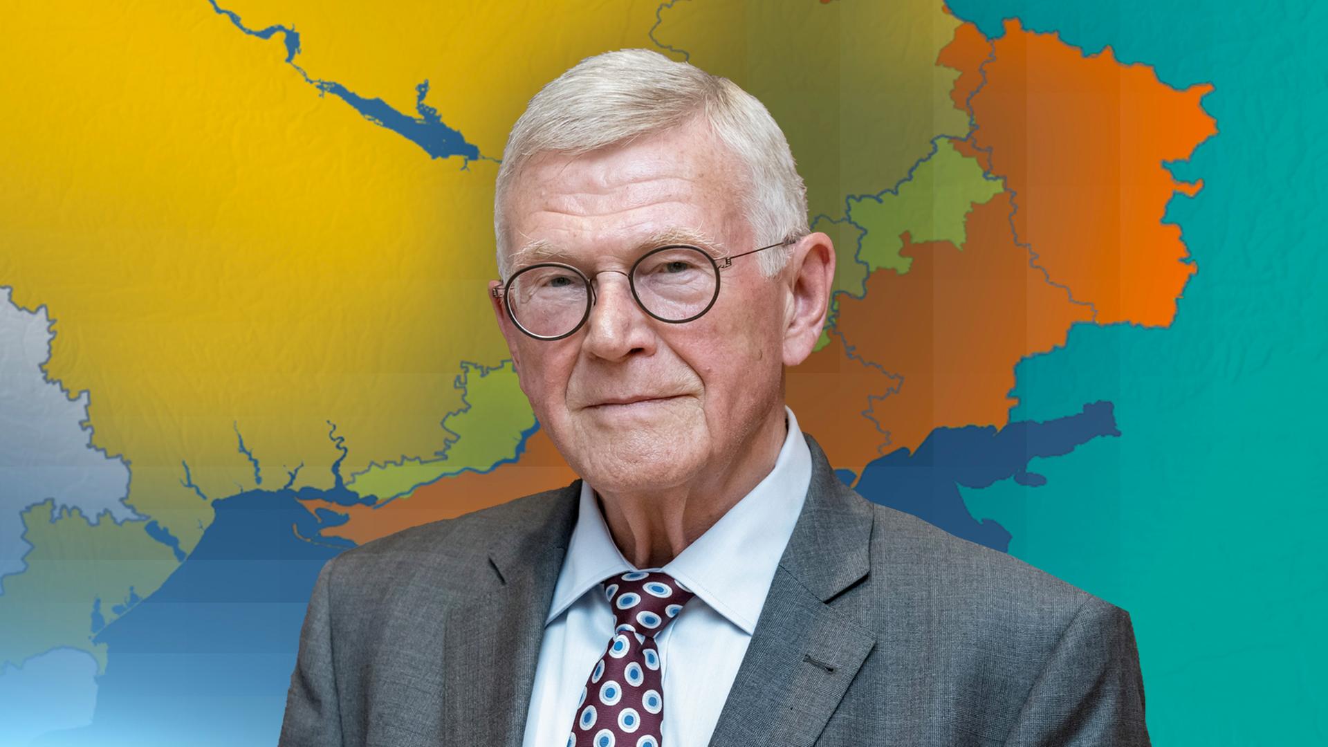 Ex-Nato-General Egon Ramms vor einer Karte der Ukraine.