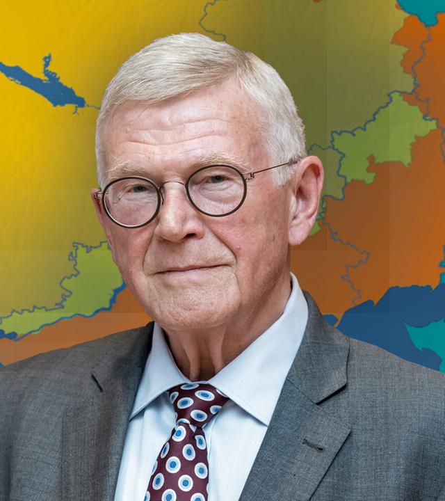 Ex-Nato-General Egon Ramms vor einer Karte der Ukraine.