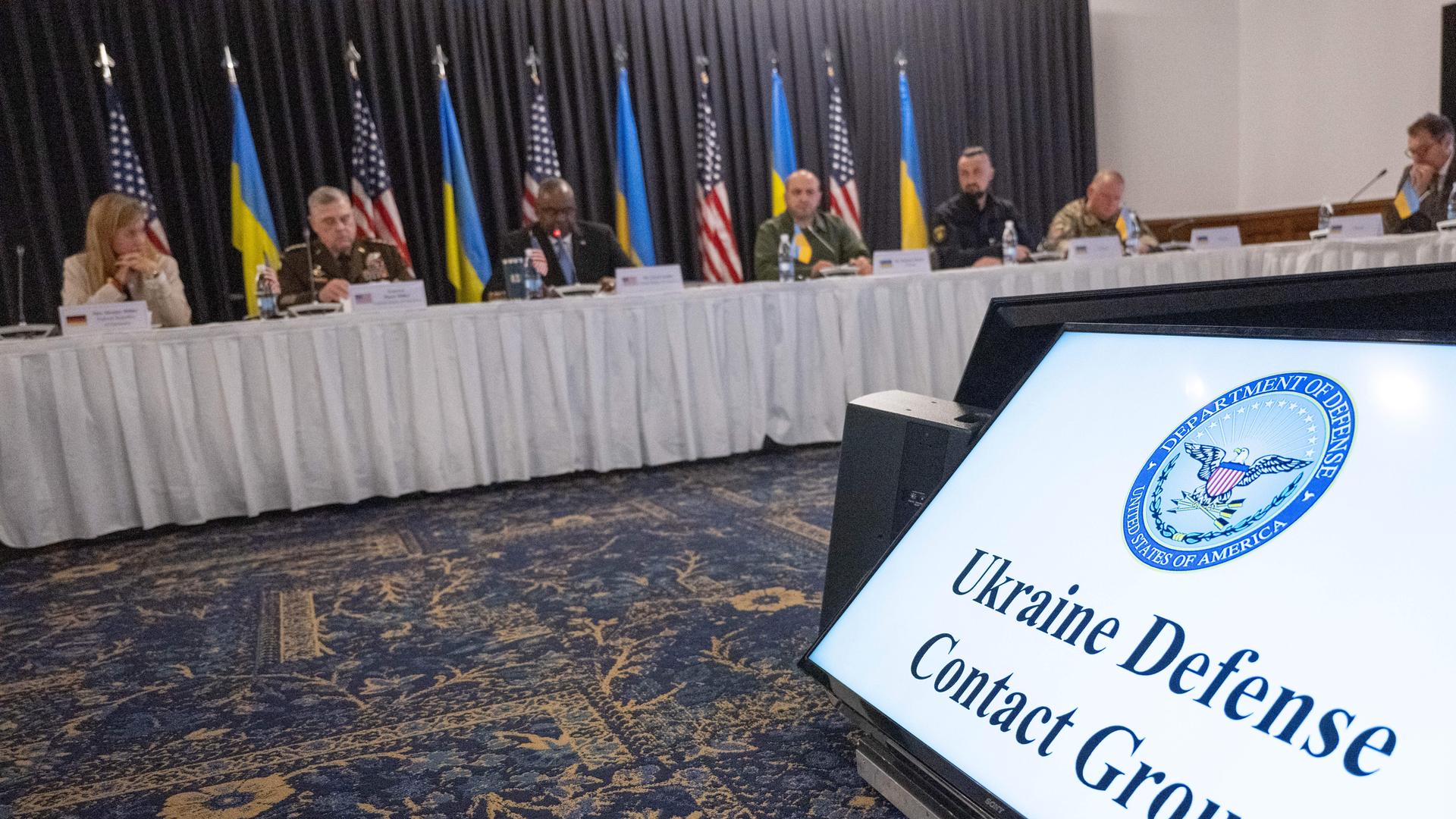 Verteidigungsminister zahlreicher NATO-Staaten kommen zum fünften Treffen der Ukraine-Kontaktgruppe auf dem US-Stützpunkt Ramstein zusammen