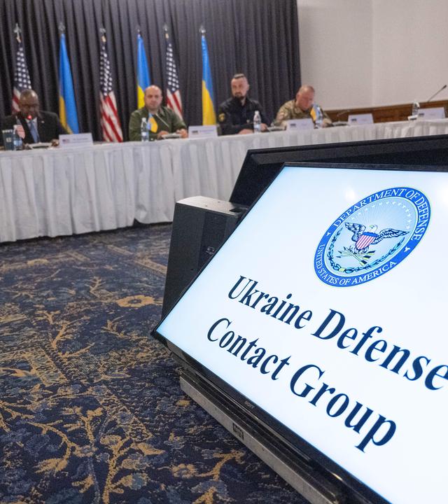 Verteidigungsminister zahlreicher NATO-Staaten kommen zum fünften Treffen der Ukraine-Kontaktgruppe auf dem US-Stützpunkt Ramstein zusammen