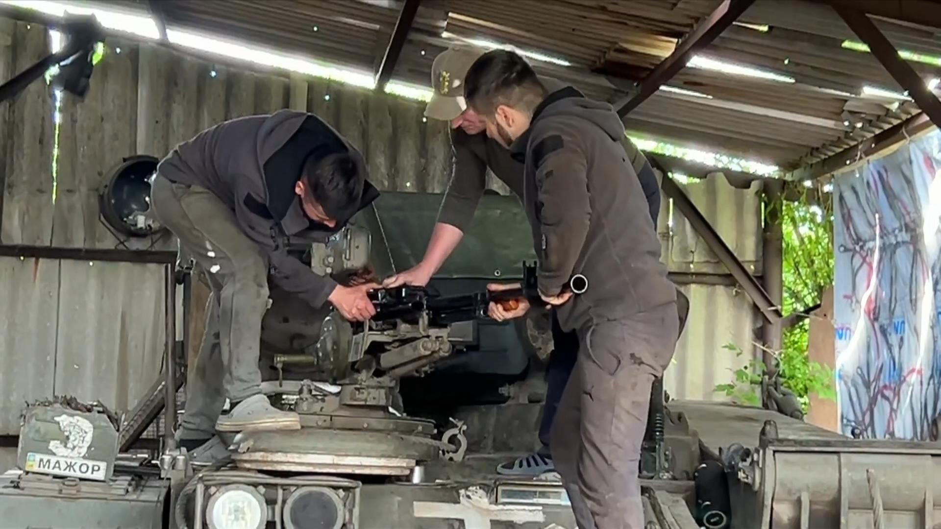 Panzer reparieren im Donbas