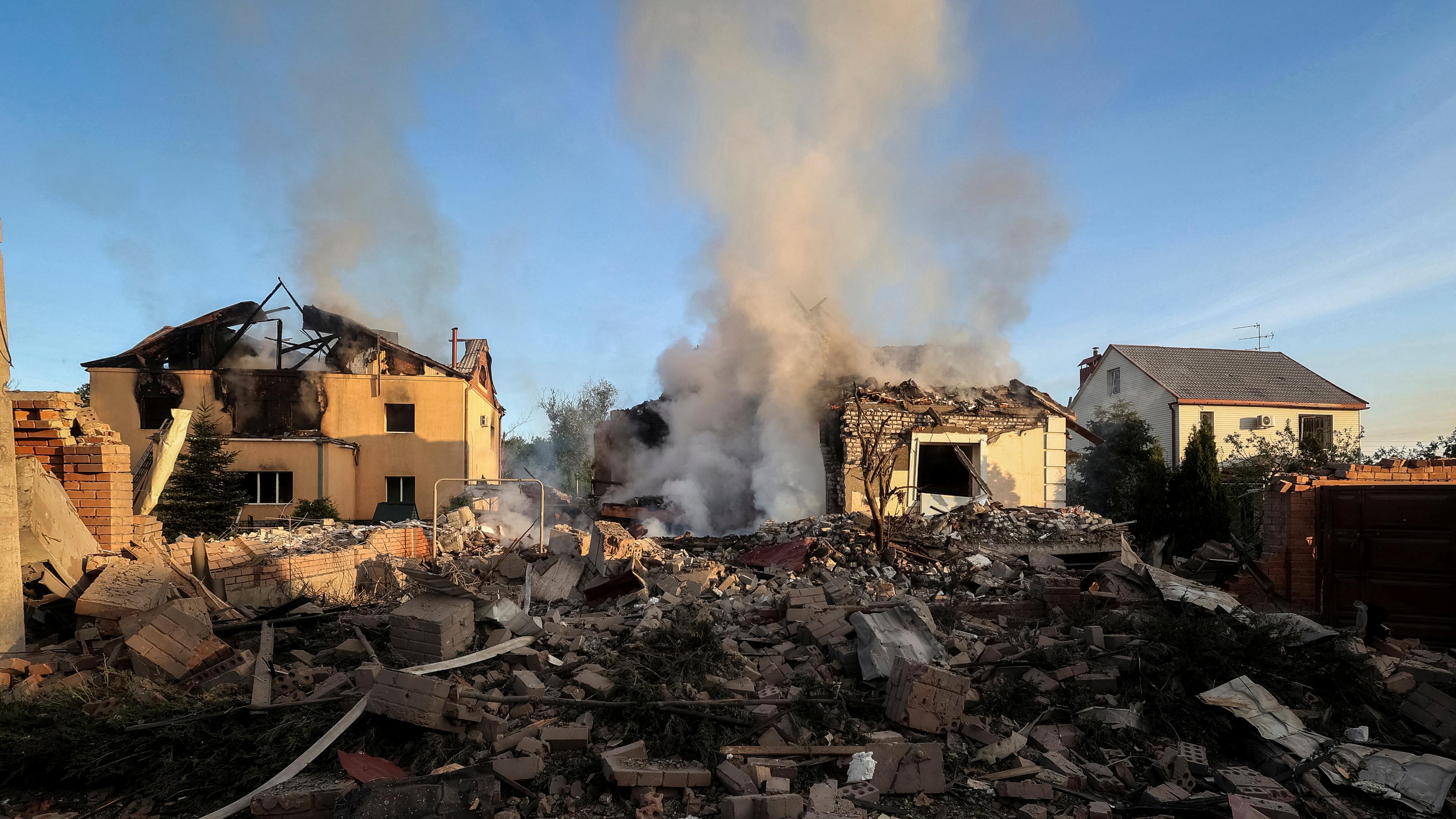 Zerstörte Häuser nach einem russischen Raketenangriff in Charkiw.