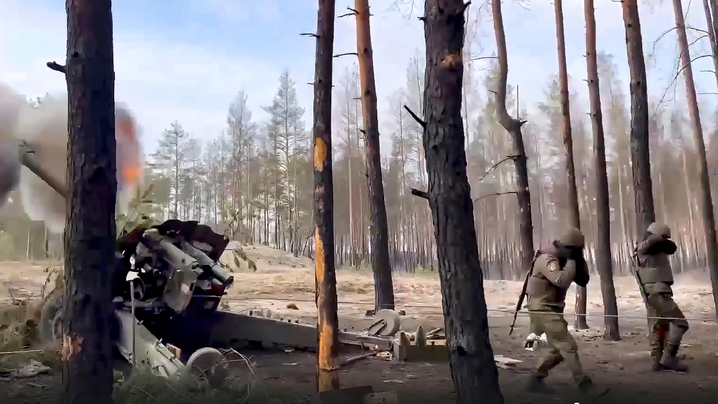 Russische Fallschirmjäger feuern Haubitze ab