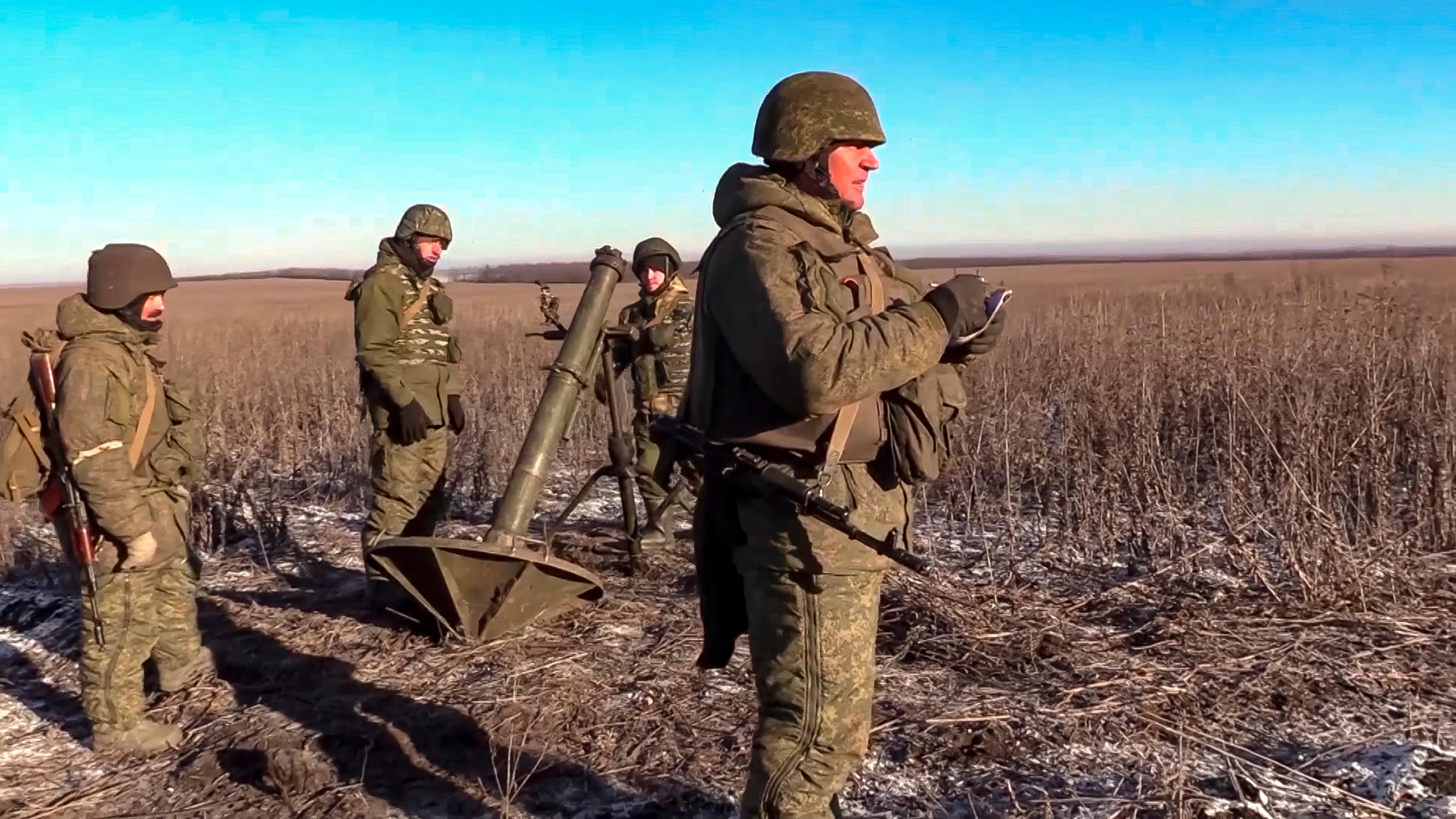 Russische Soldaten bereiten einen Mörser für den Abschuss in Richtung Wuhledar vor. (Archivbild)