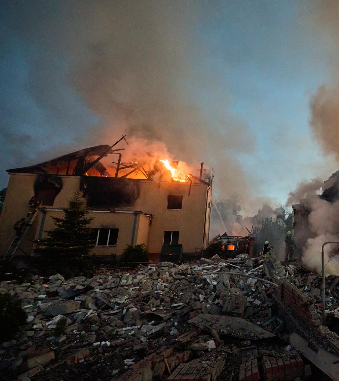 Zwei Häuser brennen nach Angriffen auf Charkiw