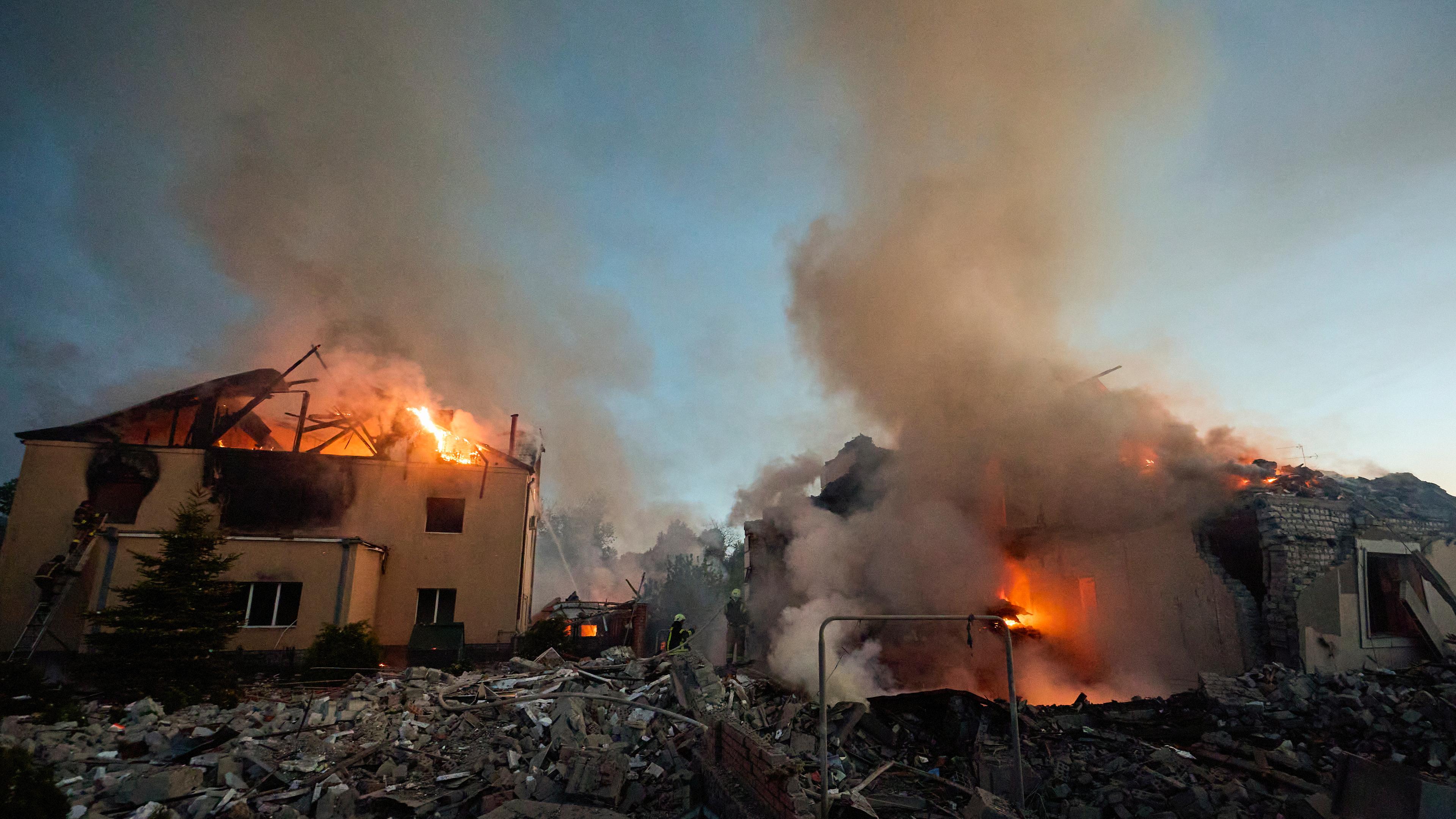 Zwei Häuser brennen nach Angriffen auf Charkiw