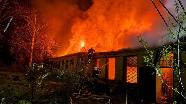 Auf diesem vom ukrainischen Katastrophenschutz zur Verfügung gestellten Foto löschen Feuerwehrleute am Samstag, den 2. Mai 2026, in der Region Odessa, Ukraine, einen Brand in einem Gebäude nach einem russischen Drohnenangriff.