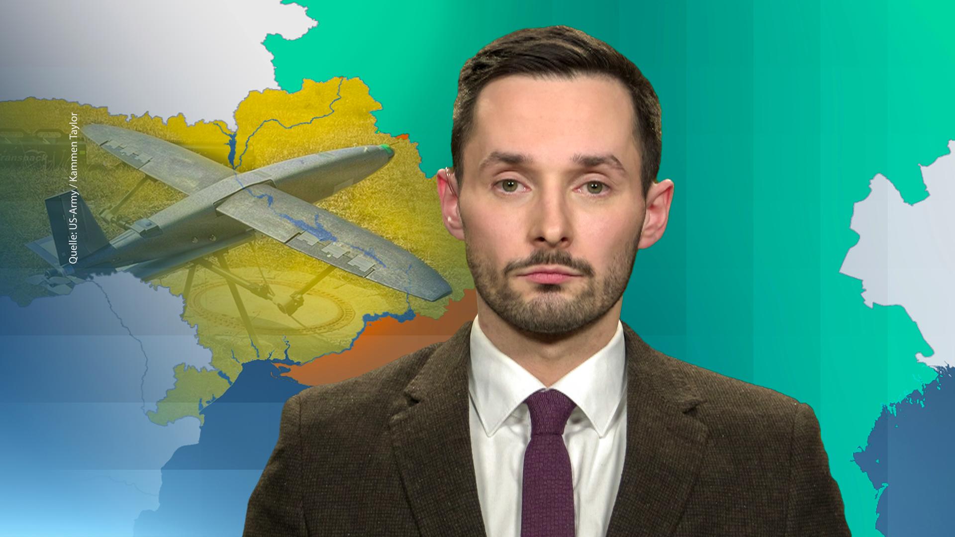 Militäranalyst Remmel vor einer Karte der Ukraine mit einer Hornet-Drohne im Hintergrund.