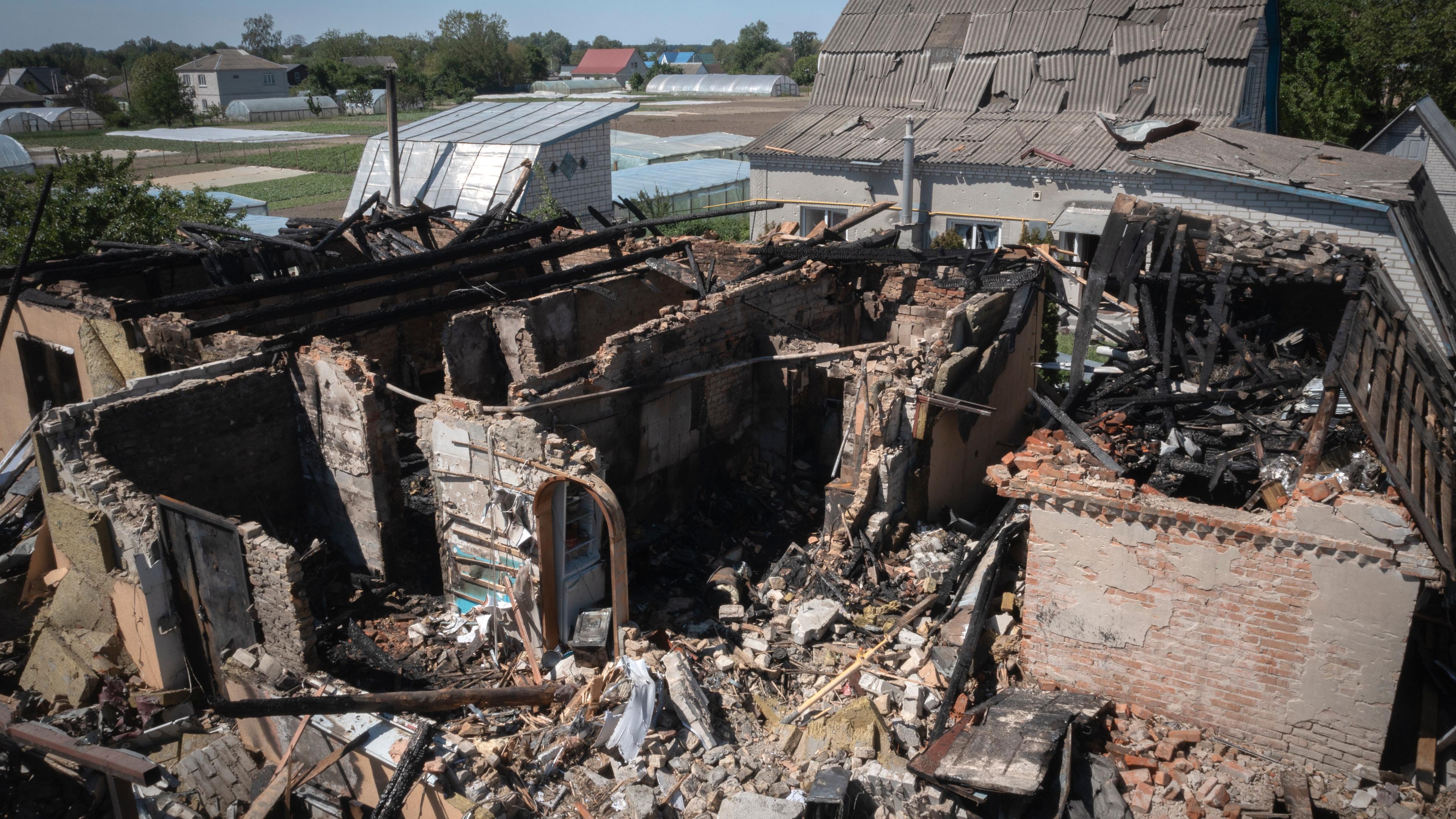 Ein Blick auf ein zerstörtes Privathaus nach einem russischen Raketenangriff in der Region Kiew, Ukraine, Mittwoch, 8. Mai 2024.