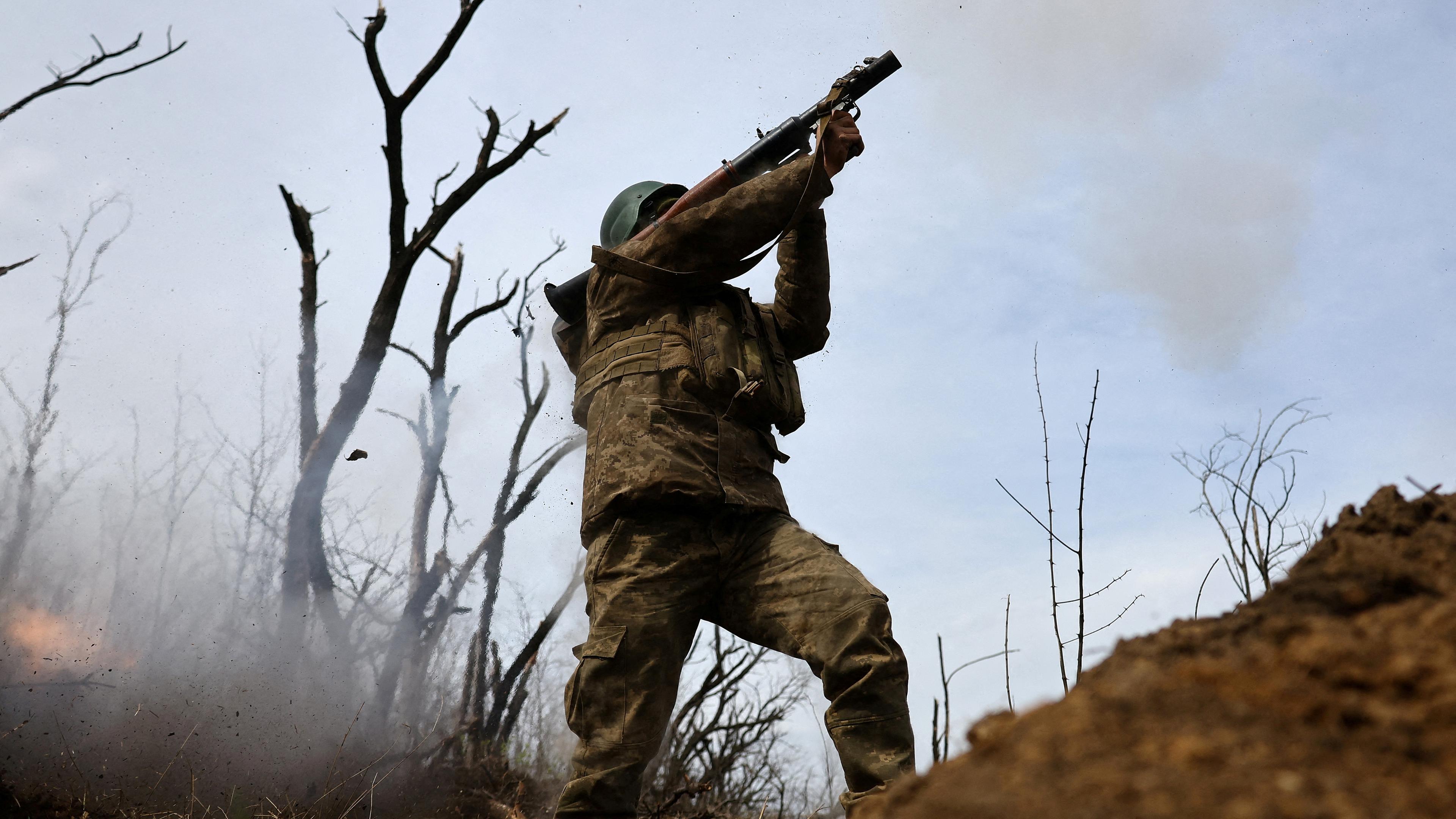 Ein ukrainischer Soldat feuert eine Waffe aus einem Schützengraben ab