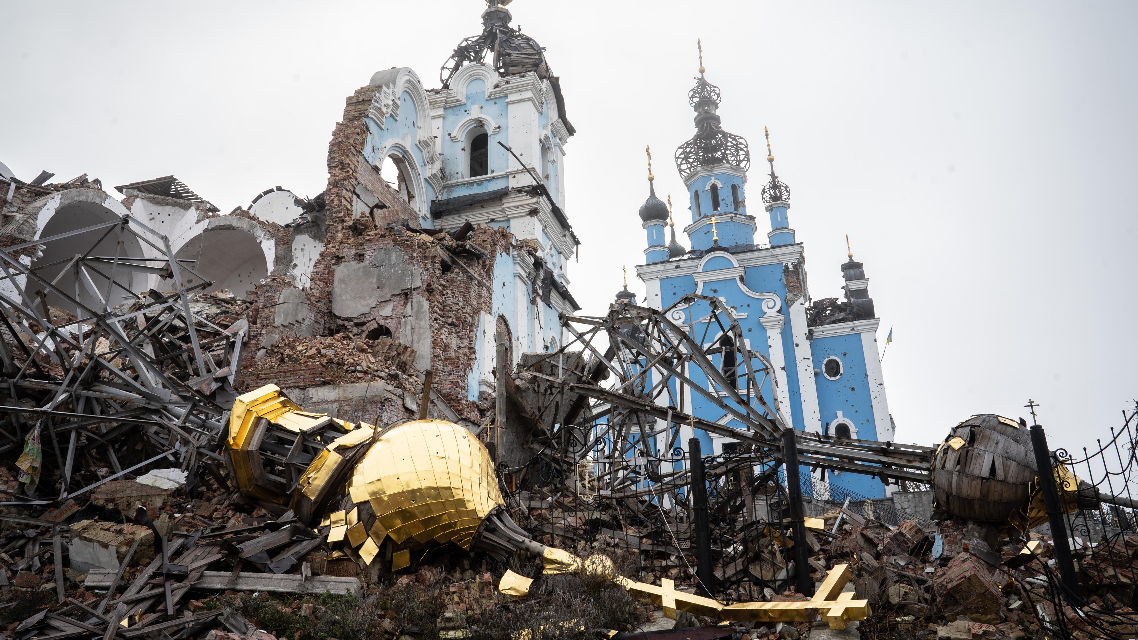 Trümmer und Zerstörung einer Kirche.