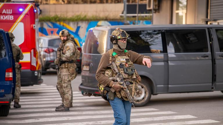 18.04.2026, Ukraine, Kiew: Polizeibeamte sichern den Ort, an dem ein Bewaffneter mindestens sechs Menschen auf der Straße getötet hat, bevor er von der Polizei erschossen wurde.
