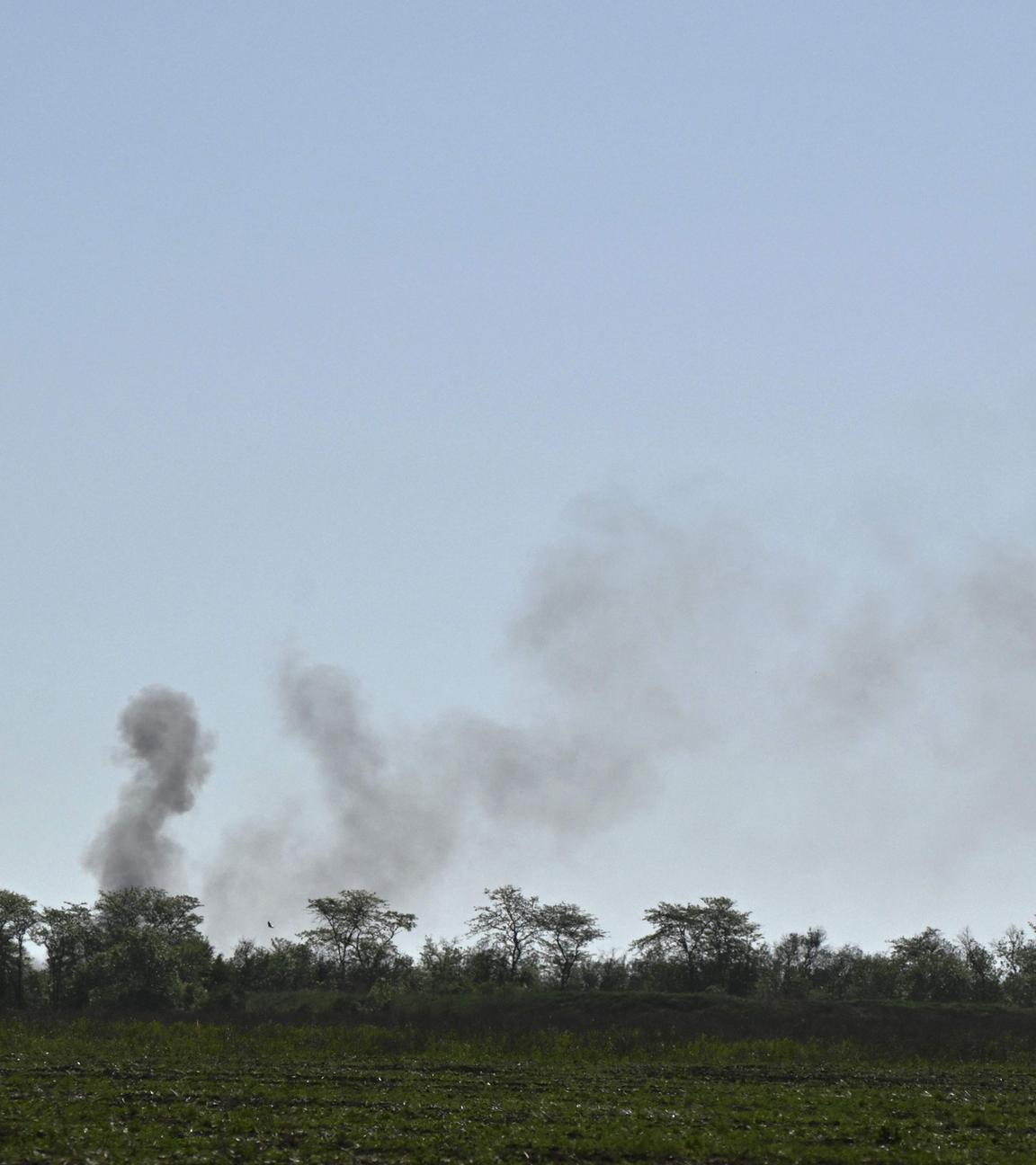 Rauch am Himmel nach Beschuss in Tschassiw Jar in der Region Donezk.