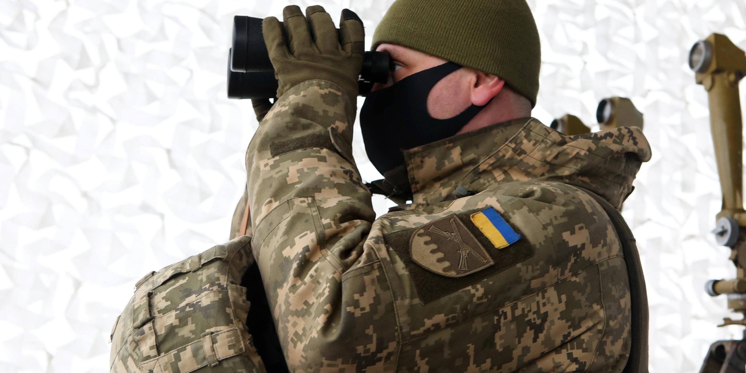 Archiv: Ein Soldat bei einer Übung der ukrainischen Streitkräfte 
