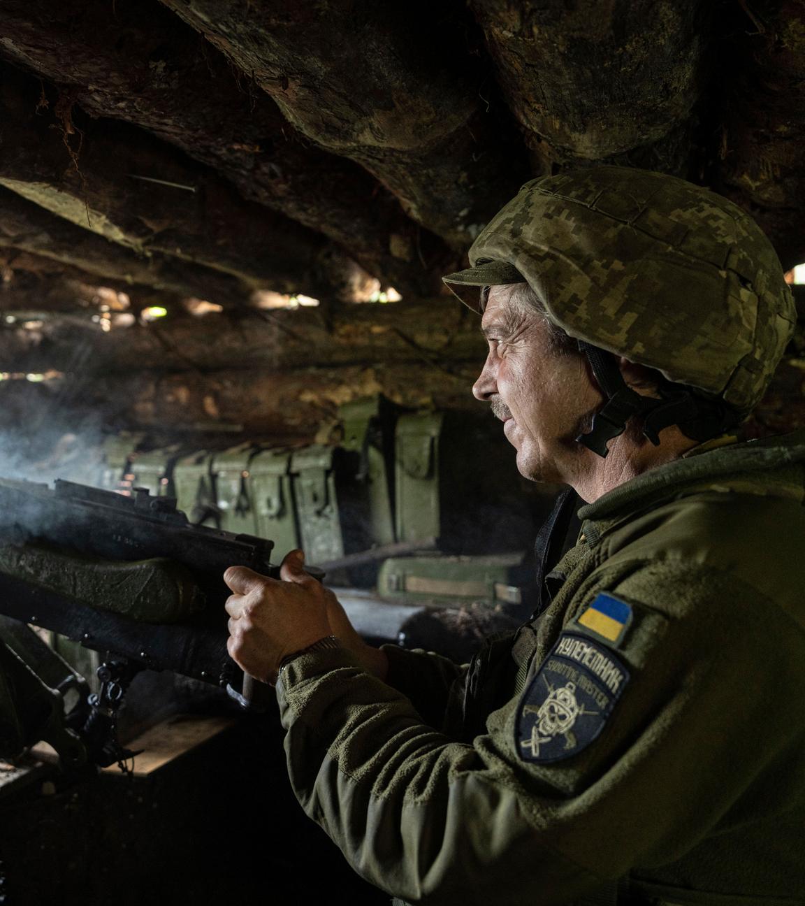 Ein ukrainischer Soldat der 28. Brigade schießt mit einem Maxim-Gewehr auf russische Stellungen an der Frontlinie in der Region Donezk, Ukraine, Mittwoch, 21. Juni 2023.