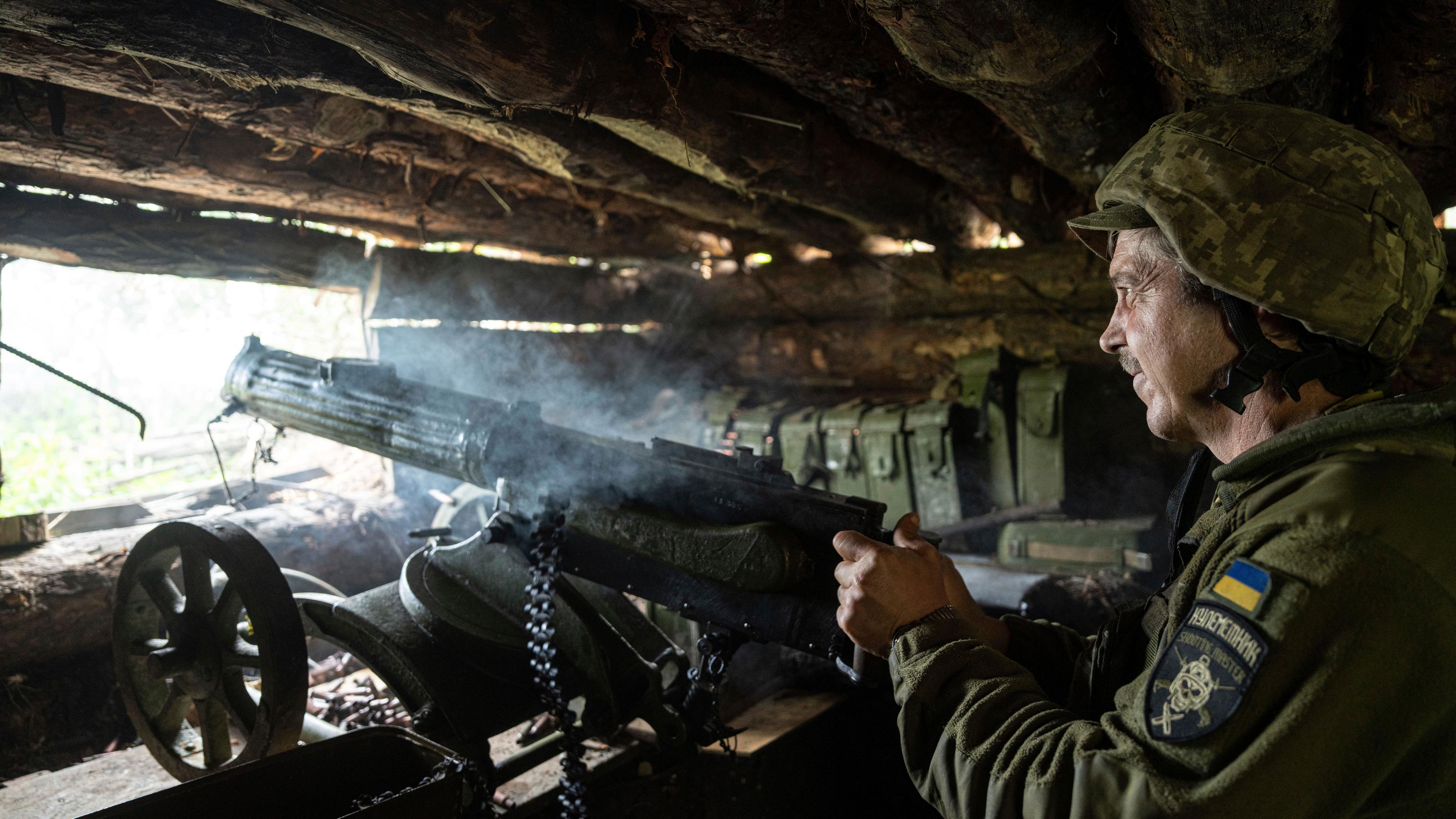 Ein ukrainischer Soldat der 28. Brigade schießt mit einem Maxim-Gewehr auf russische Stellungen an der Frontlinie in der Region Donezk, Ukraine, Mittwoch, 21. Juni 2023.