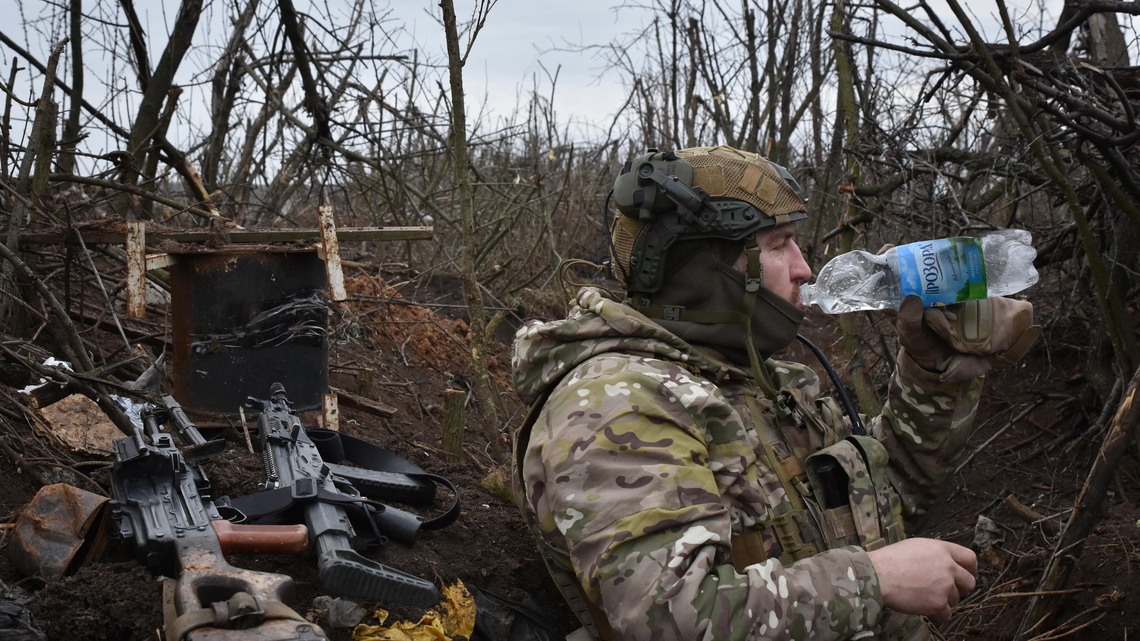 Ukraine, Robotyne: Ein ukrainischer Soldat trinkt Wasser in einem Schützengraben nach schweren Kämpfen an der Front in dem Dorf Robotyne auf. 