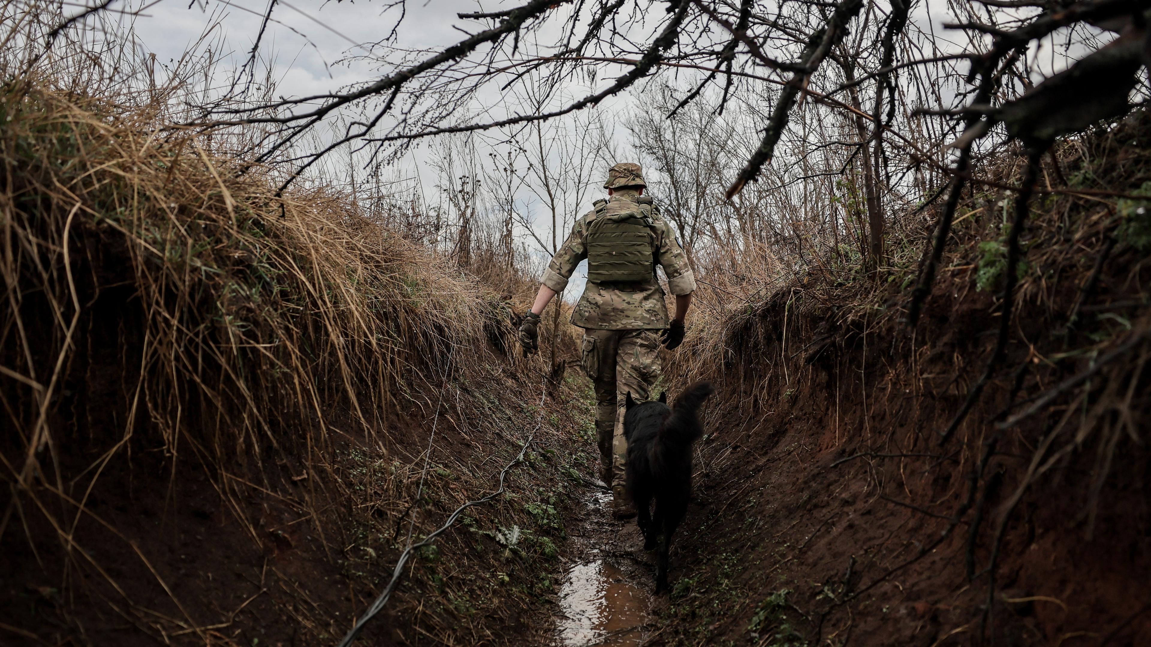 Ukrainischer Soldat in einem Schützengraben