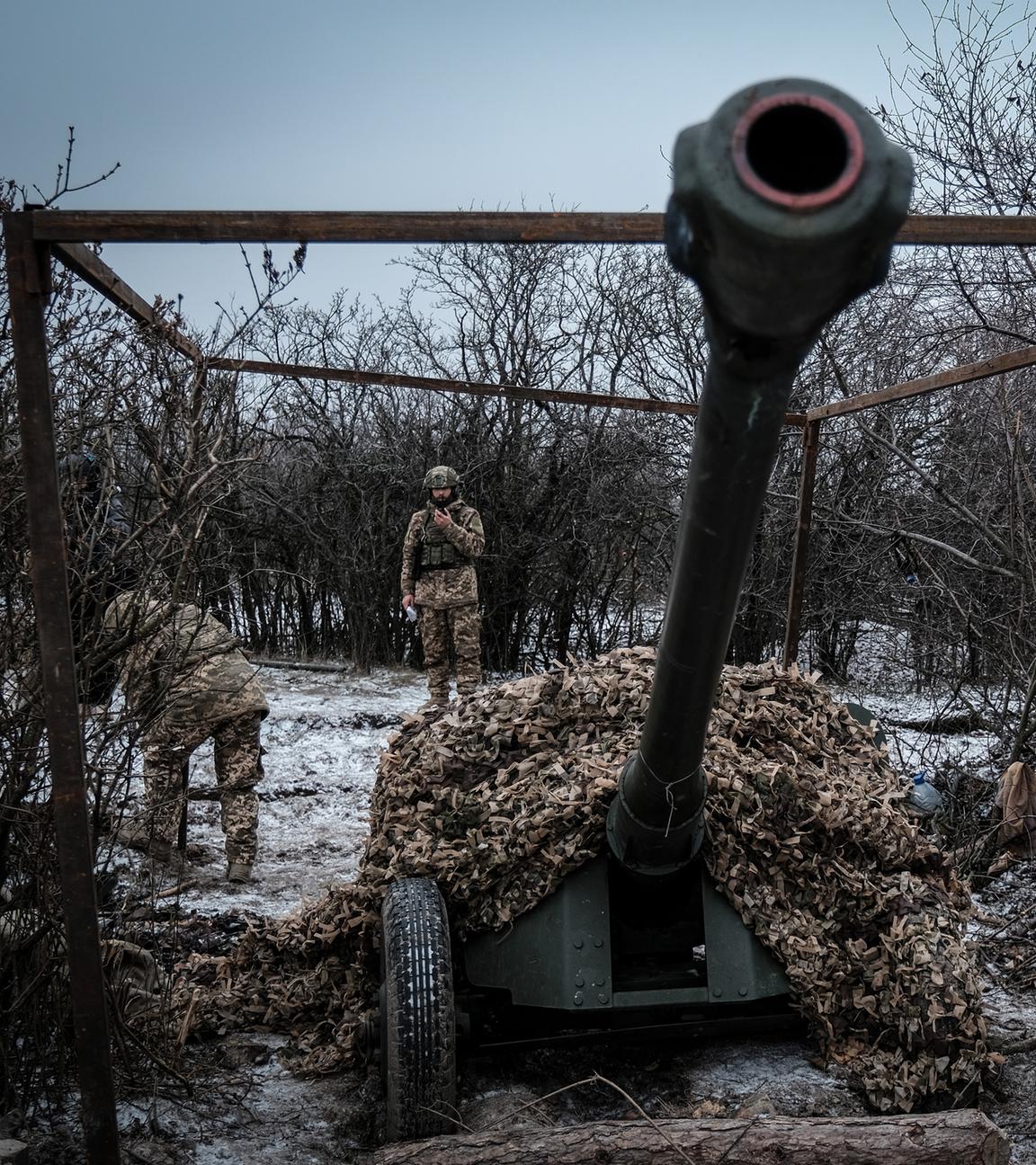 Ukrainische Soldaten bedienen ein Artilleriegeschütz nahe Bachmut in der Ostukraine (Archivbild)