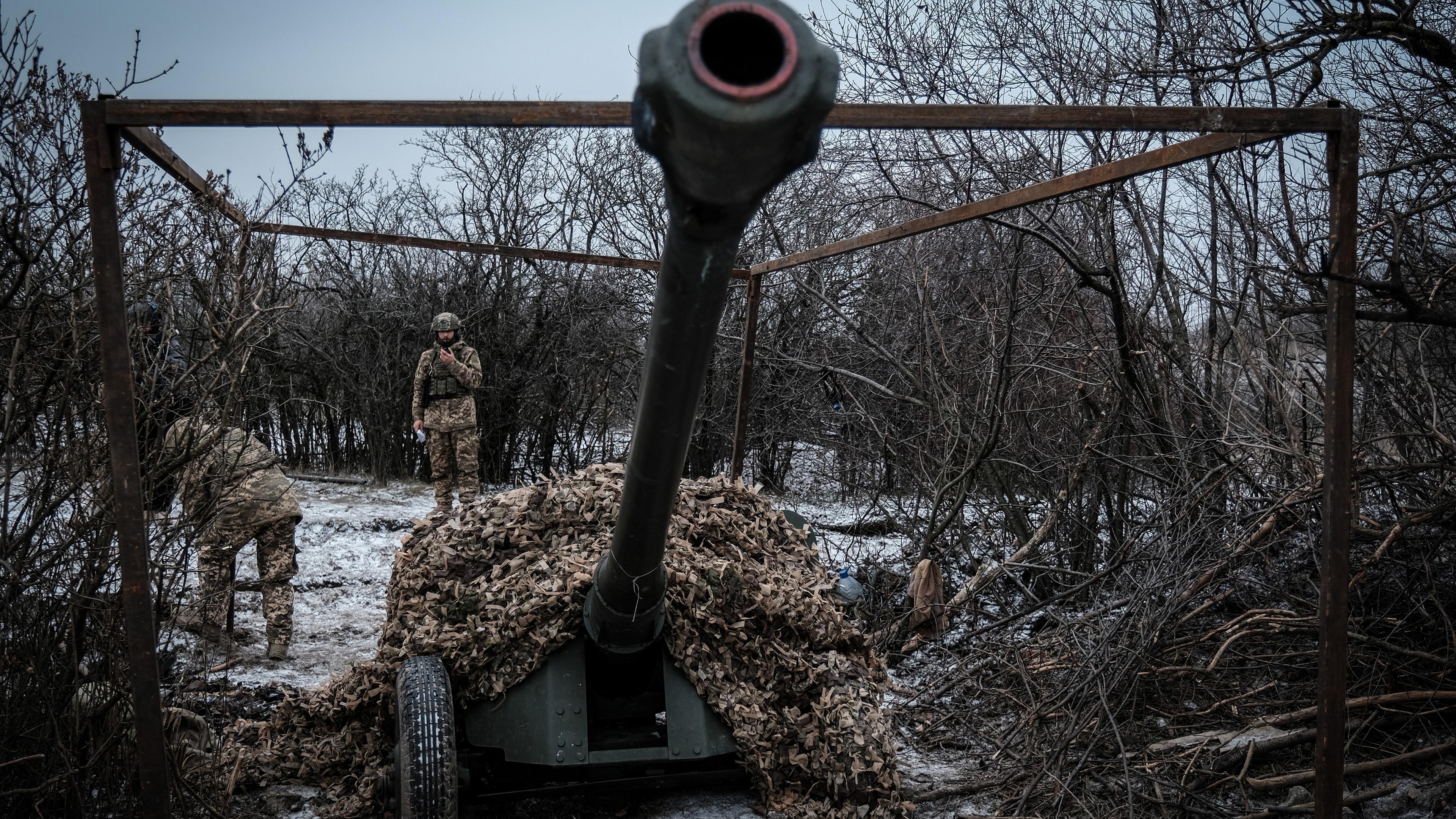 Ukrainische Soldaten bedienen ein Artilleriegeschütz nahe Bachmut in der Ostukraine (Archivbild)