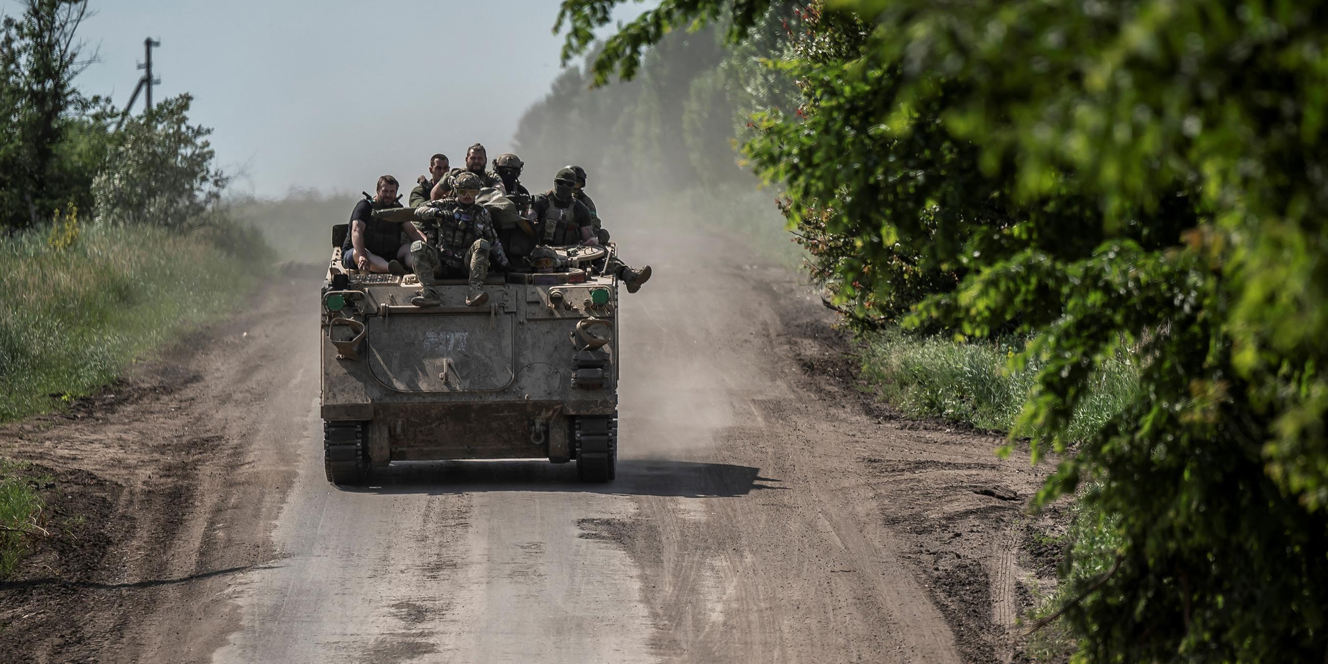 Ukrainische Soldaten fahren mit einem gepanzerten Personentransporter in der Nähe der Frontstadt Bachmut