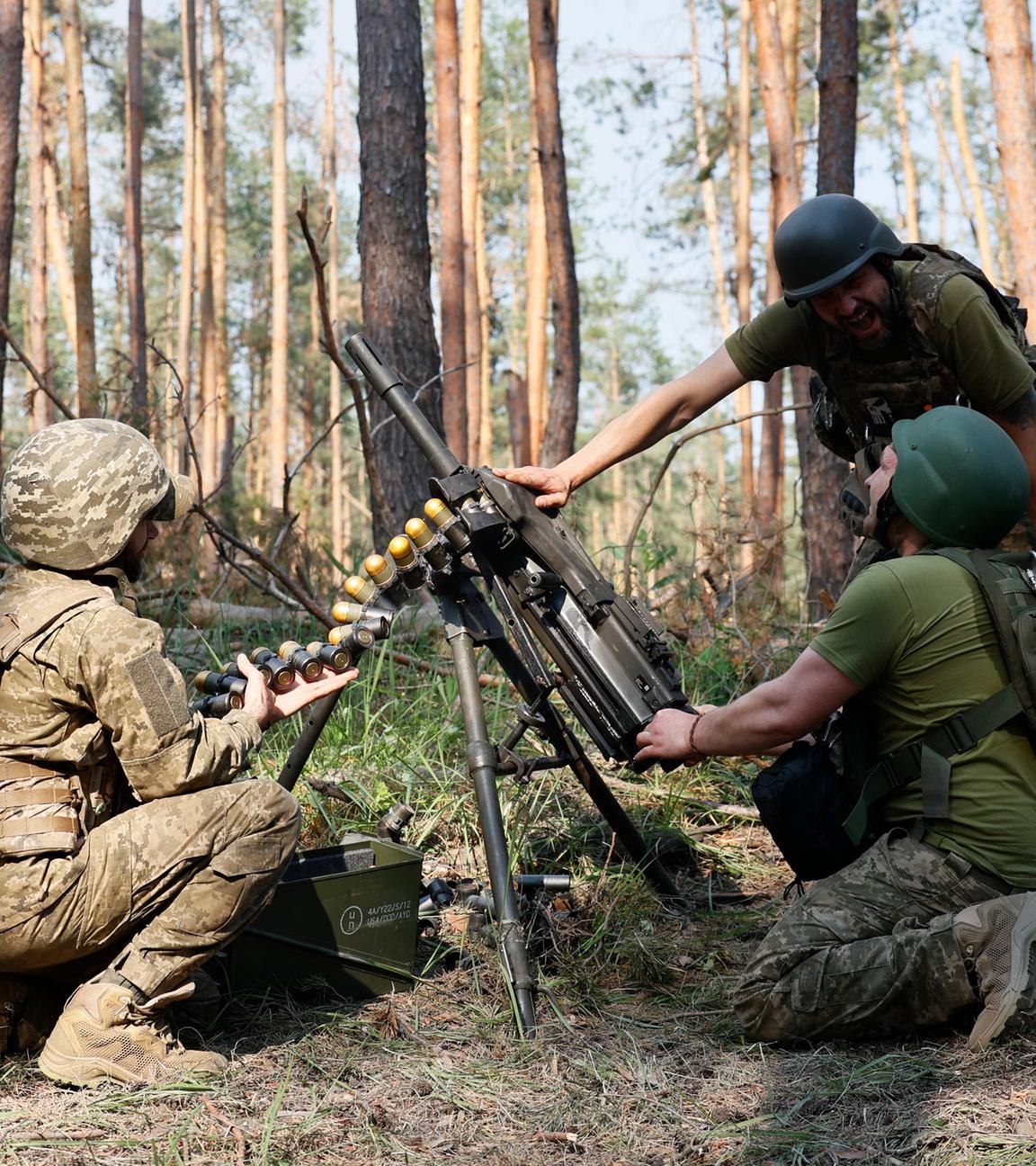 Ukrainische Soldaten feuern mit Granatwerfern auf russische Stellungen