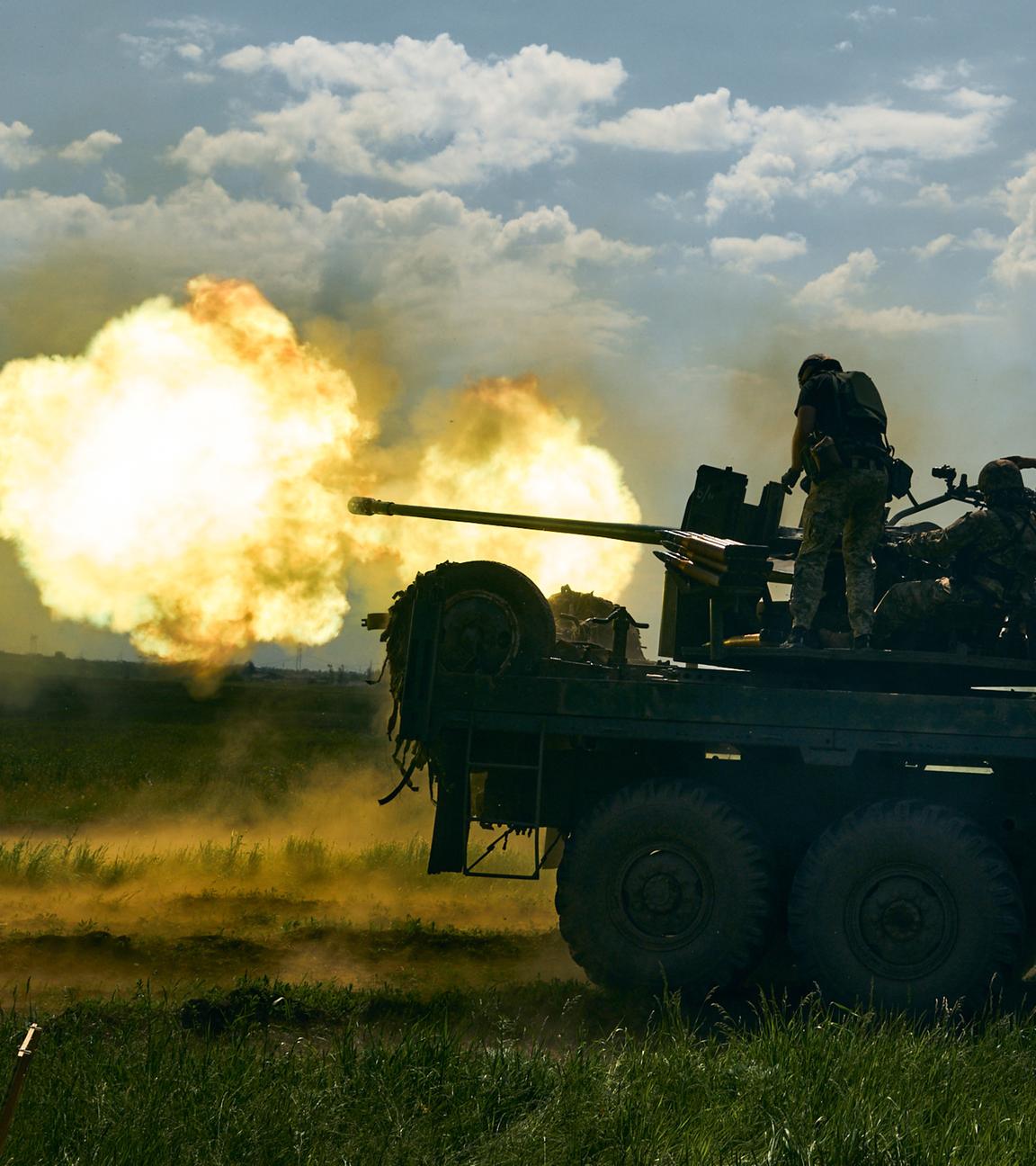 Ukrainische Soldaten feuern mit einer Kanone bei Bachmut