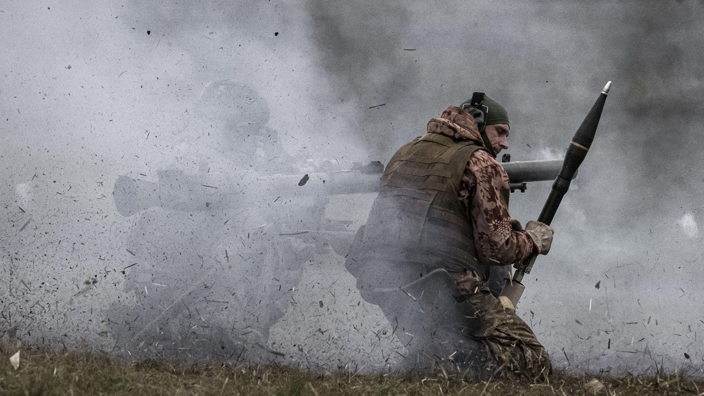 Ukrainischen Streitkräfte während ihres Schießtrainings mit schweren Waffen in Gebieten nahe der Frontlinie in Saporischschja.