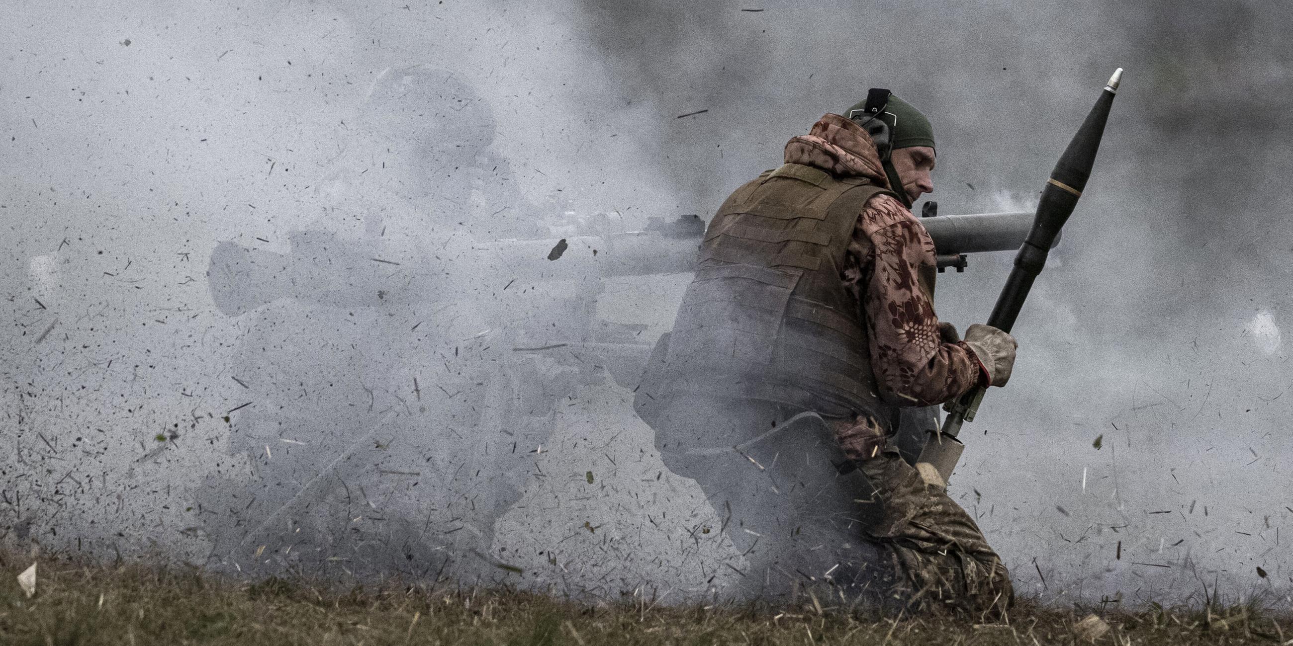 Ukrainische Streitkräfte während ihres Schießtrainings mit schweren Waffen in Gebieten nahe der Frontlinie in Saporischschja.