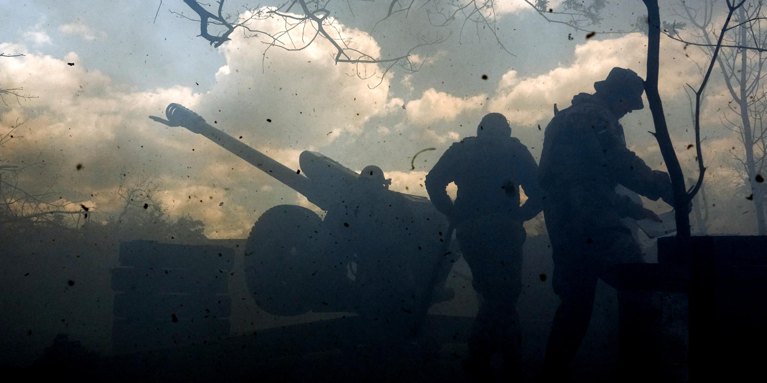 Ukrainische Soldaten feuern eine Kanone in der Nähe von Bachmut ab.