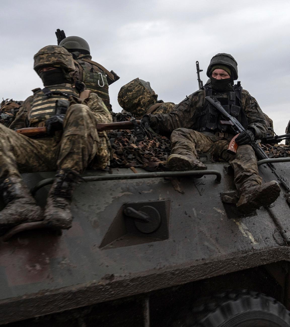Ukrainische Soldaten fahren mit einem Panzer in Richtung Frontlinie.