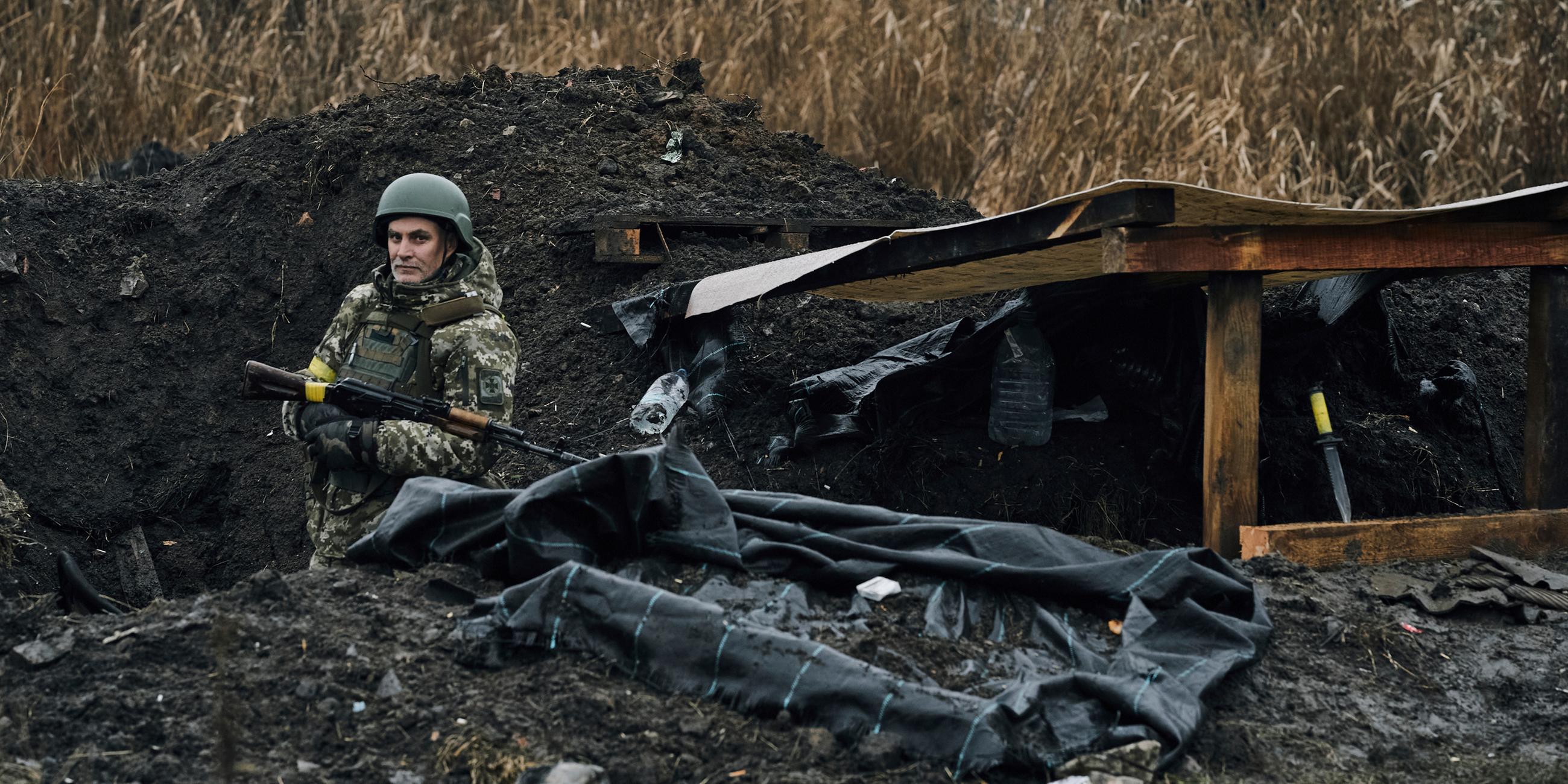 Ein ukrainischer Soldat in einem Graben an der Frontlinie in Bachmut