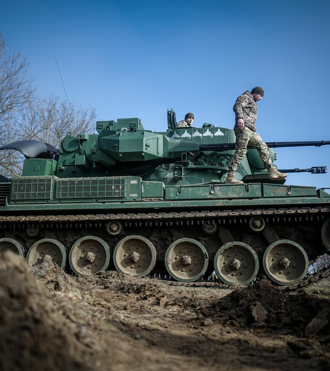 Ein Gepard Flugabwehrkanonenpanzer steht mit seiner Besatzung in einer Stellung östlich von Odessa.