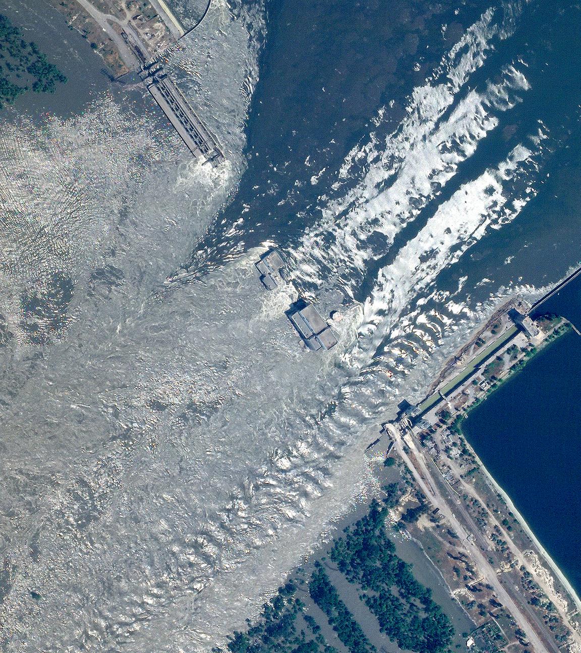 Luftbild von zerstörtem Kachowka-Staudamm bei Cherson, Ukraine