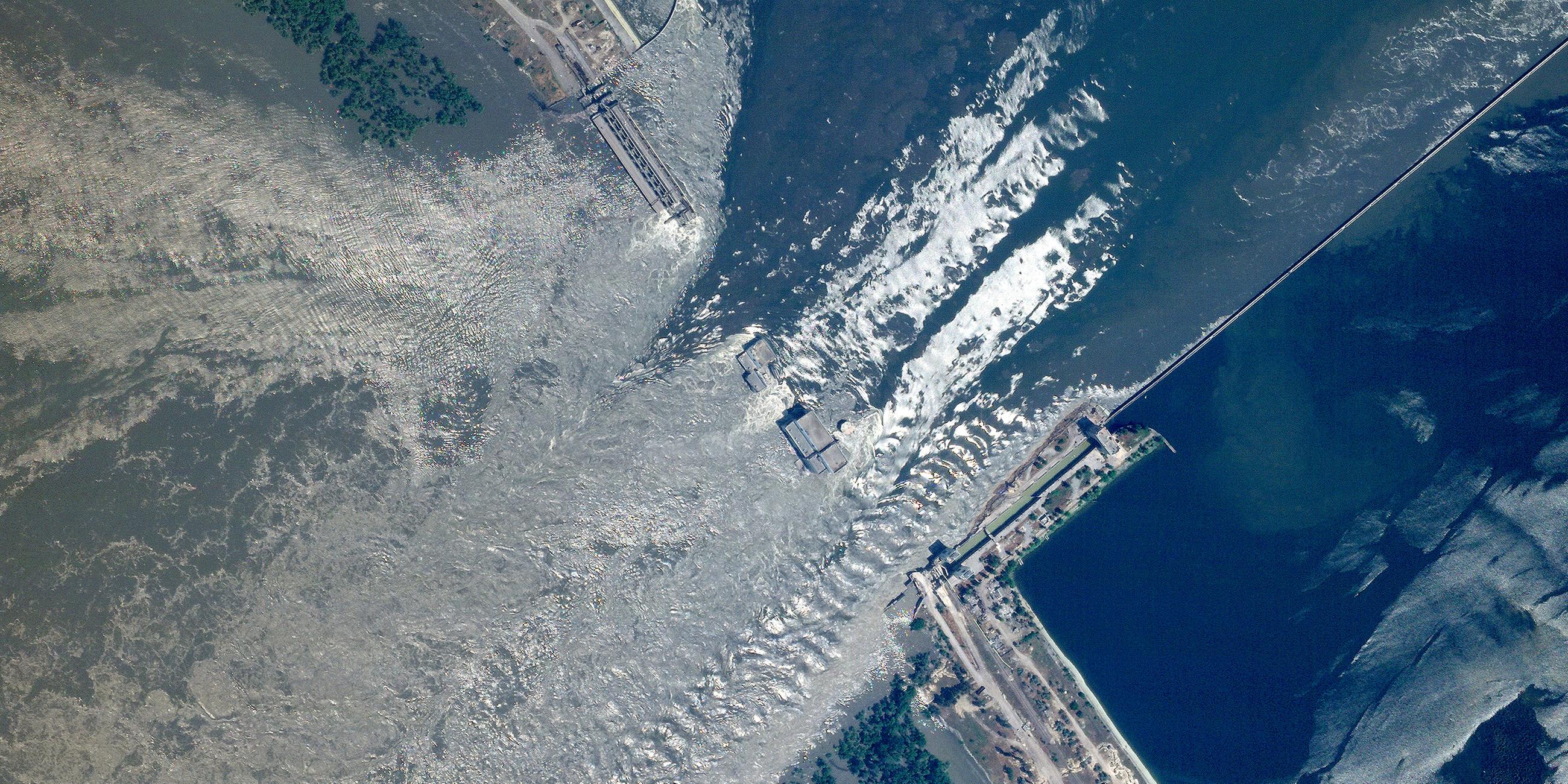 Luftbild von zerstörtem Kachowka-Staudamm bei Cherson, Ukraine