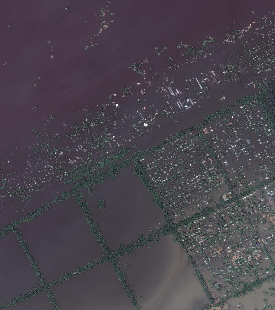 Ein Satellitenbild zeigt den völlig überschwemmten Ort Krynky.