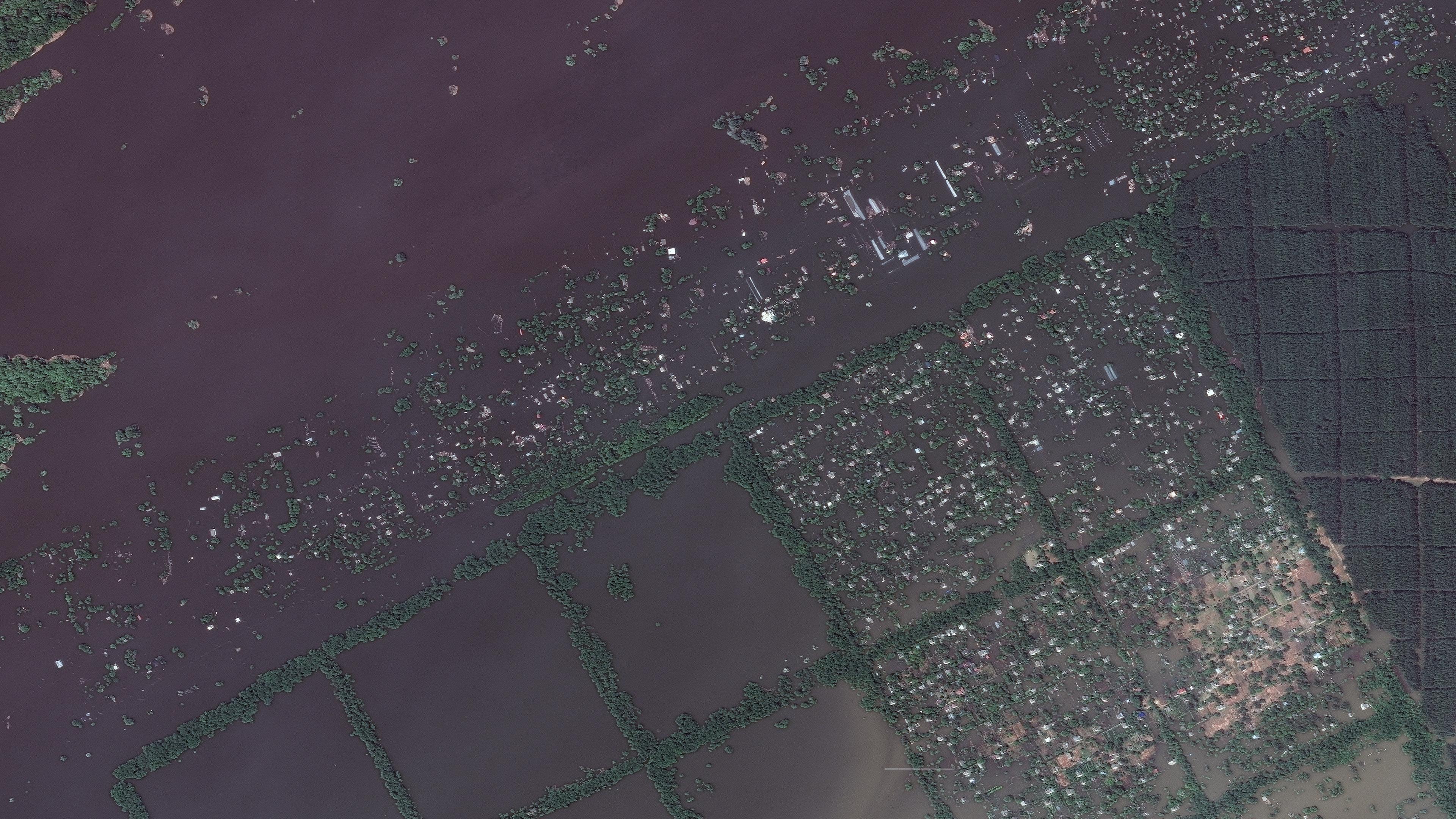 Ein Satellitenbild zeigt den völlig überschwemmten Ort Krynky.