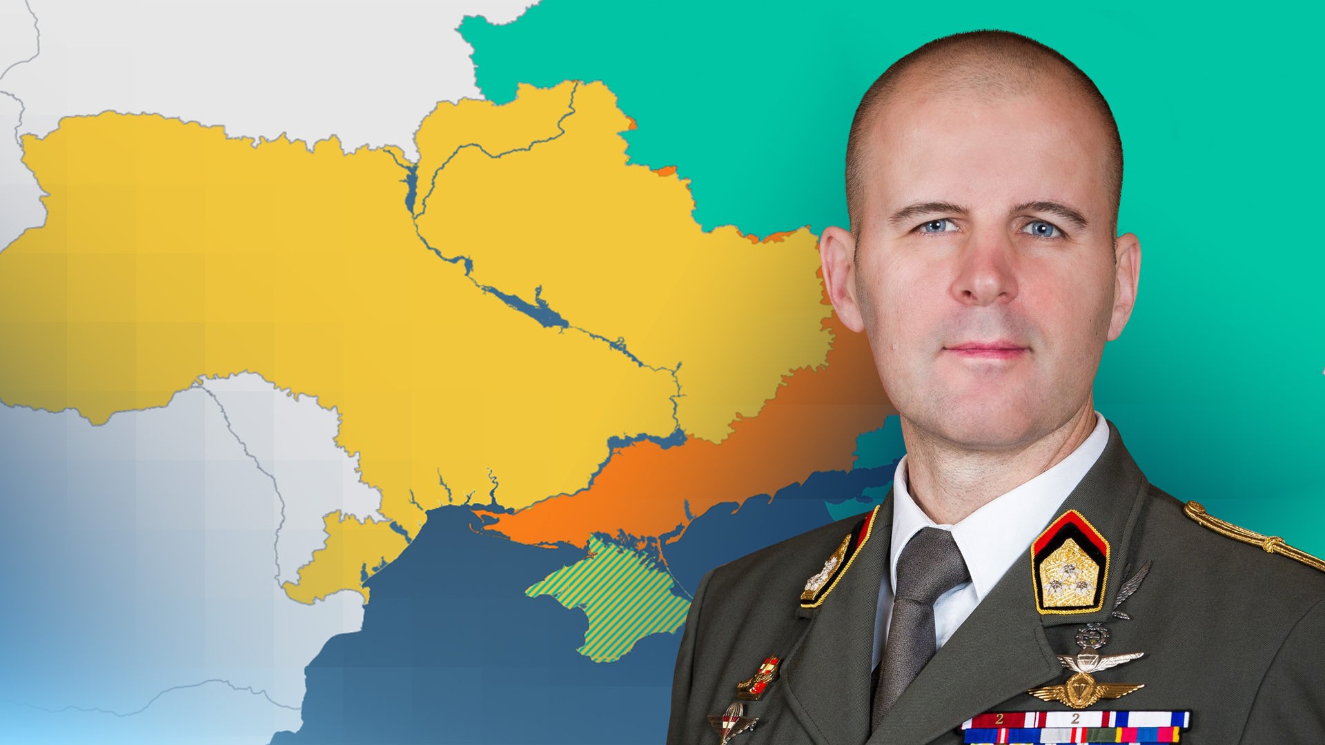 Oberst  Markus Reisner in ordenversehrter Militäruniform. Als Bildhintergrund ist eine Karte der Ukraine zu sehen, bei der der Frontverlauf orange hervorgehoben ist.