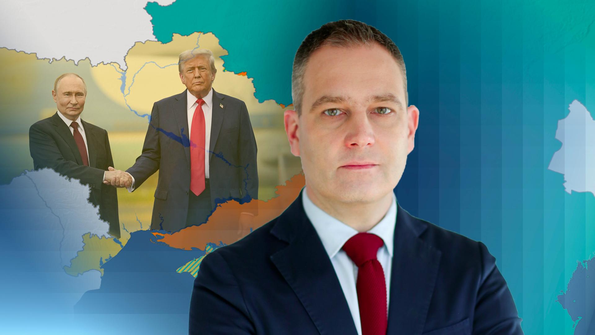 Gustav Gressel vor einer Karte der Ukraine mit Trump und Putin im Hintergrund, die sich die Hand geben.