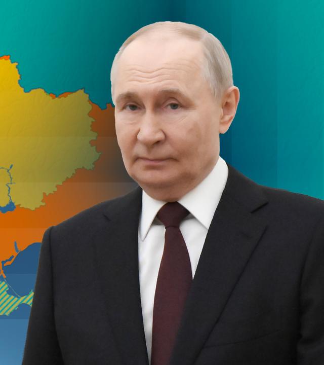 Der russische Präsident Wladimir Putin. Im Hintergrund ist eine Landkarte, in der die Gebietsveränderungen durch den Angriffskireg sichtbar werden.