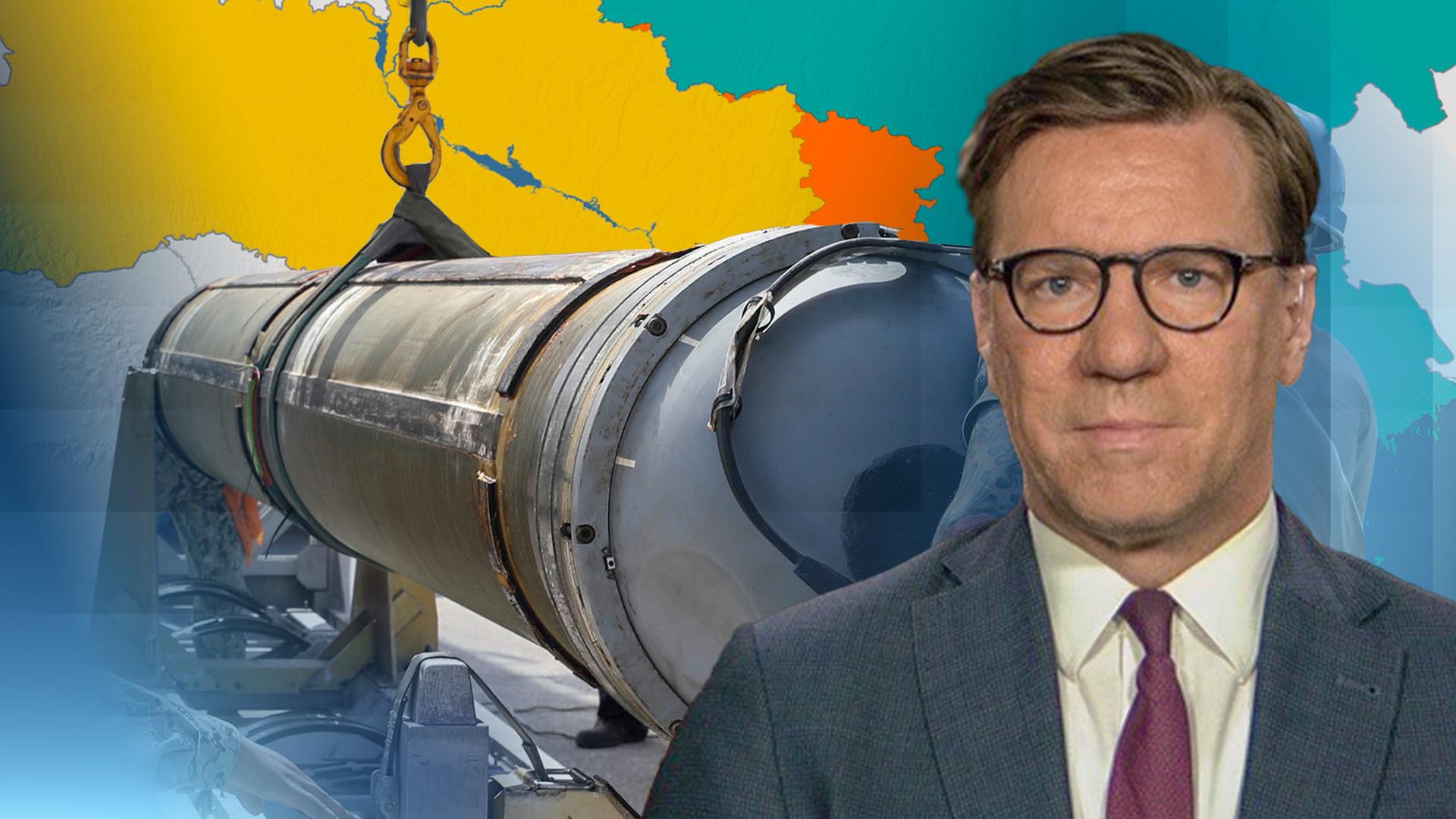 Militär- und Sicherheitsexperte Nico Lange vor der Grafik einer Karte der Ukraine.