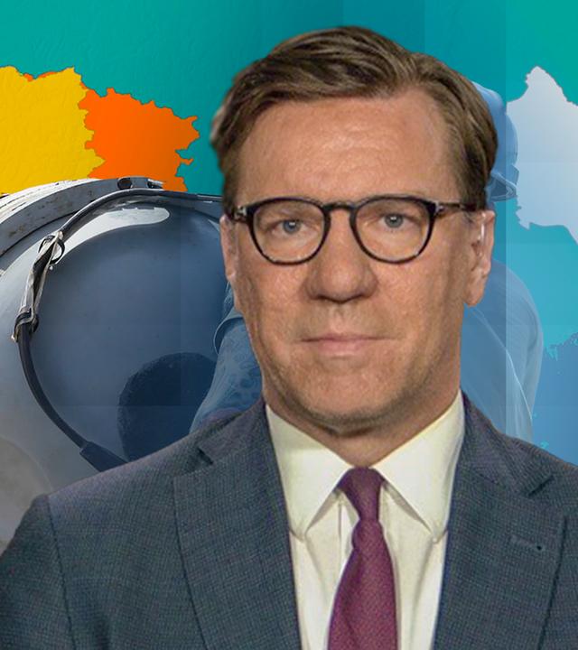 Militär- und Sicherheitsexperte Nico Lange vor der Grafik einer Karte der Ukraine.