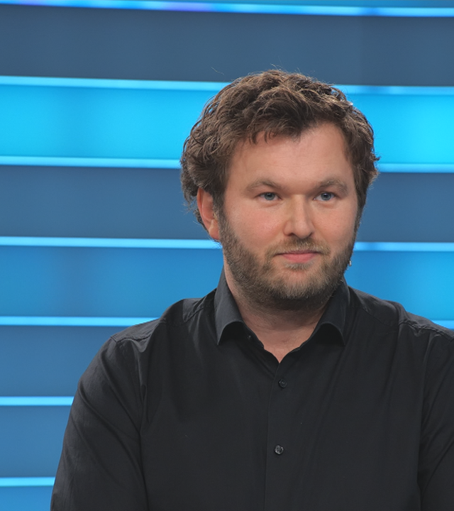 ZDF-Reporter für Russland Sebastian Ehm im ZDFheute live Studio. Er trägt ein schwarzes Hemd.